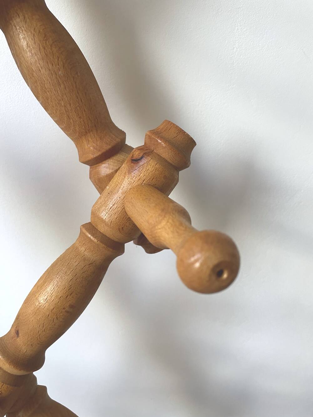 Wall accordion coat rack in light wood