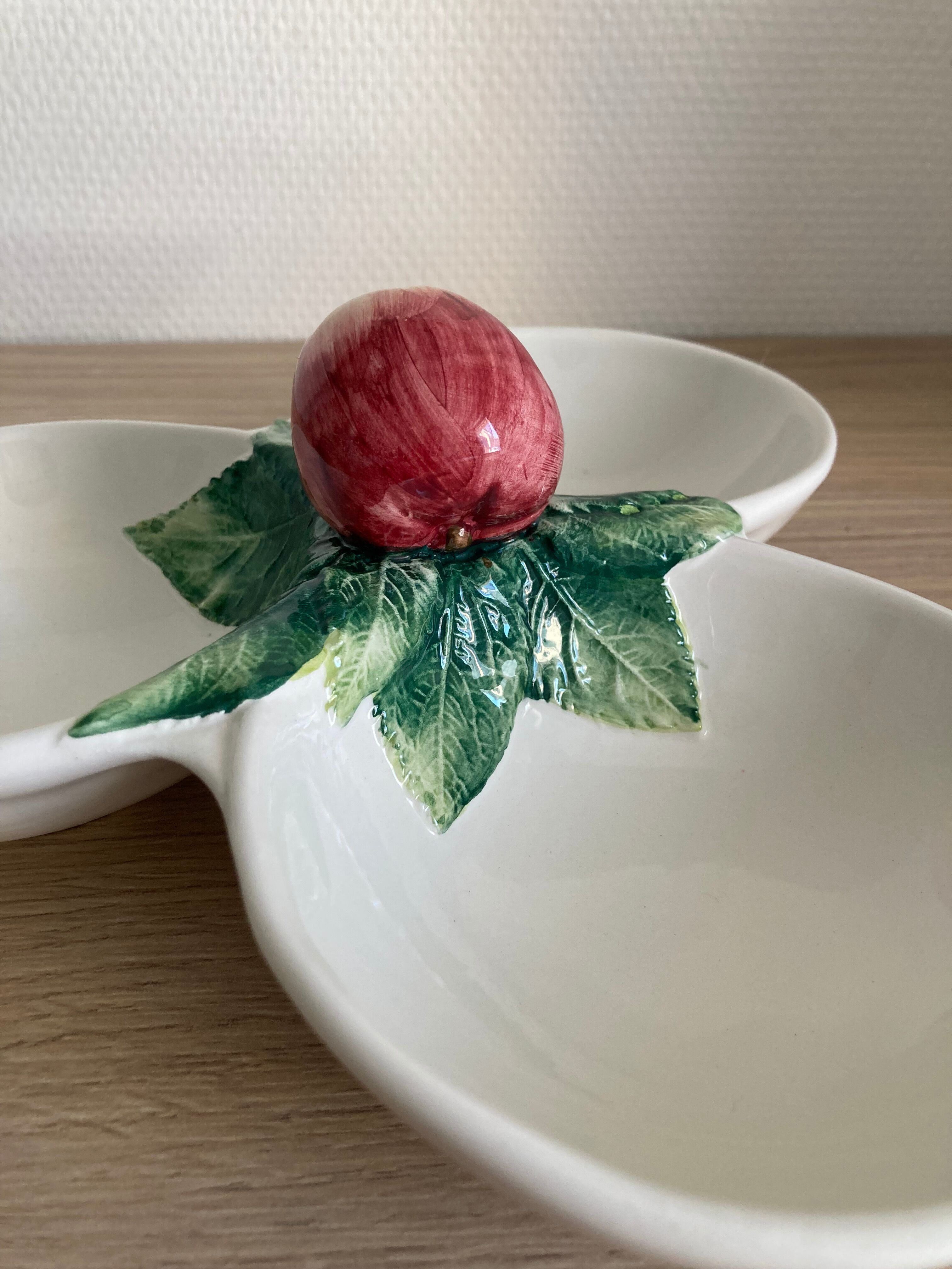Tripod ceramic aperitif plate from Bassano (Italy) – Apple decor