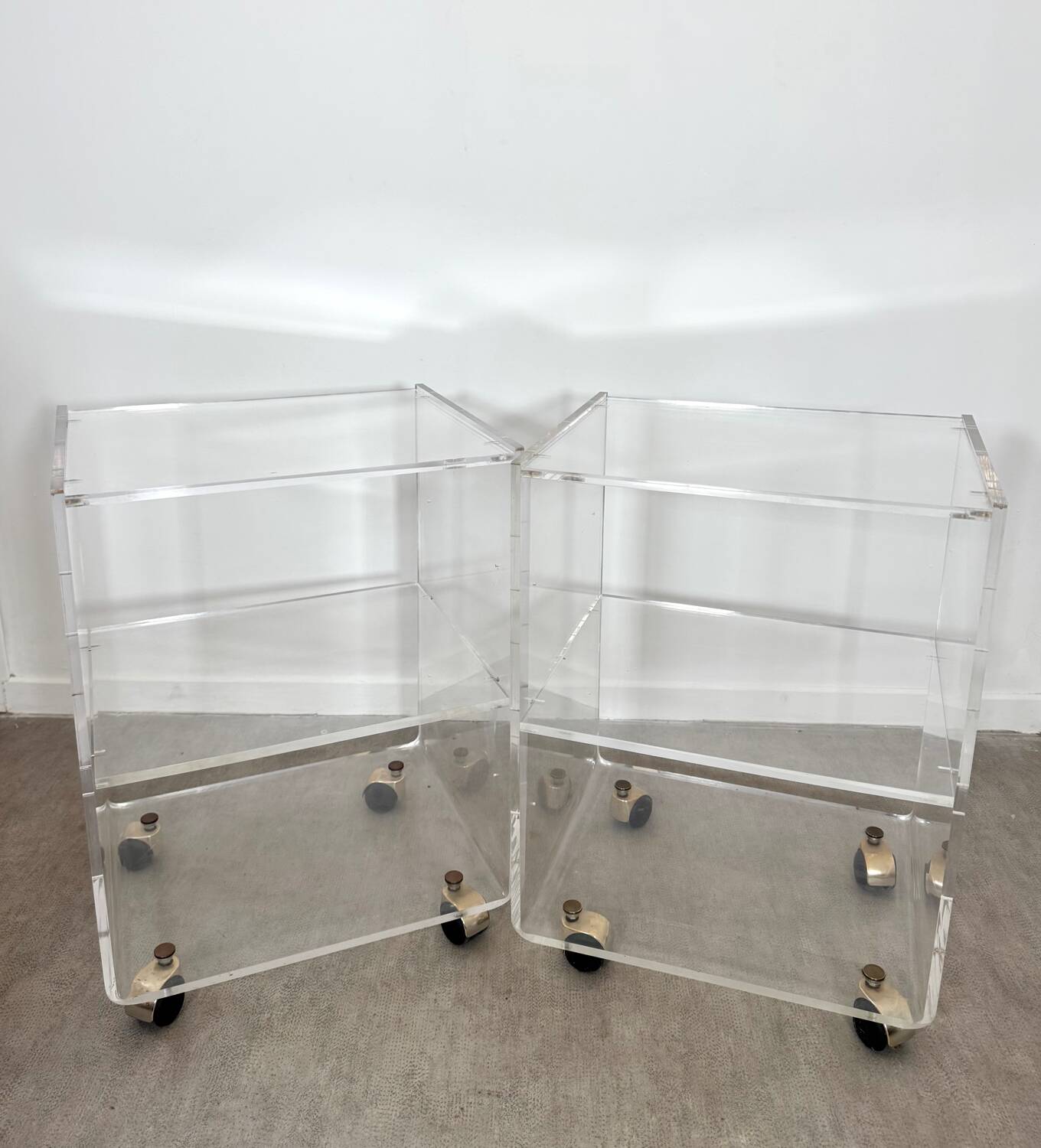 Paire de tables de chevet en plexiglas transparent