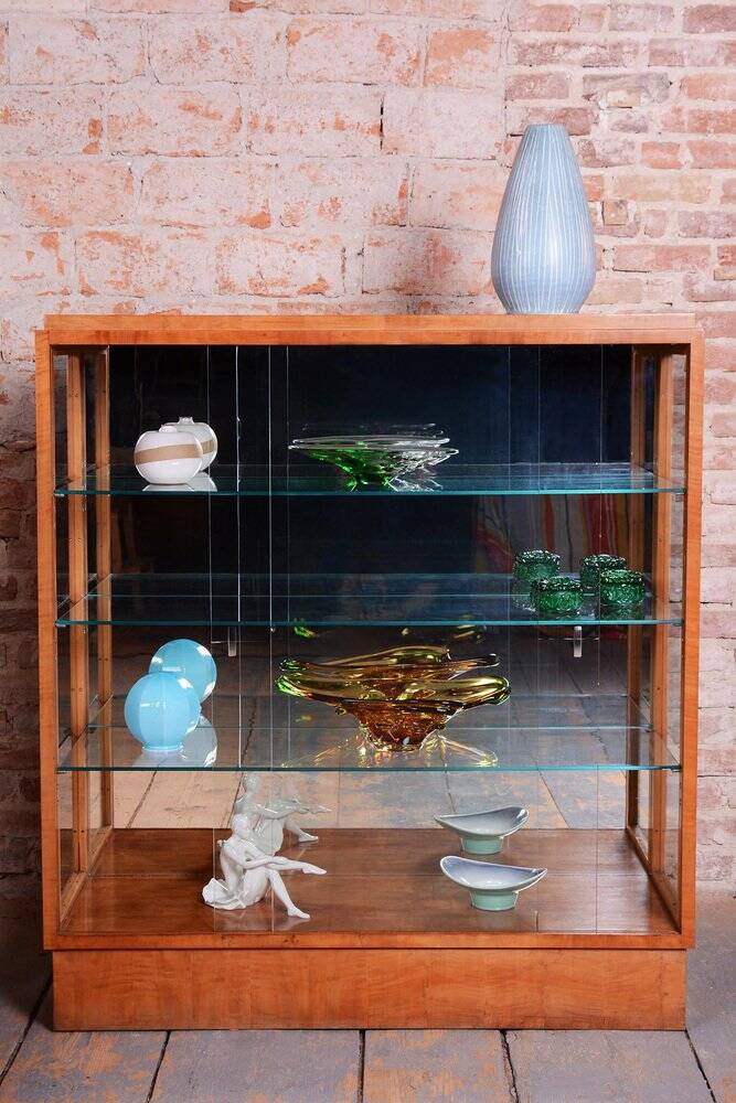 Art Deco Display Cabinets in Maple, Glass, and Mirror, Czech, 1930s, Set of 2