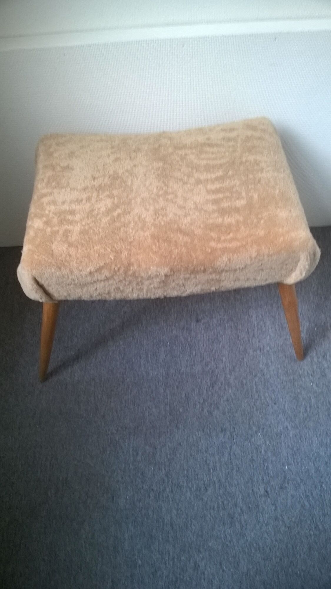 Tabouret ottoman scandinave en hêtre et peau de mouton