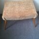 Tabouret ottoman scandinave en hêtre et peau de mouton