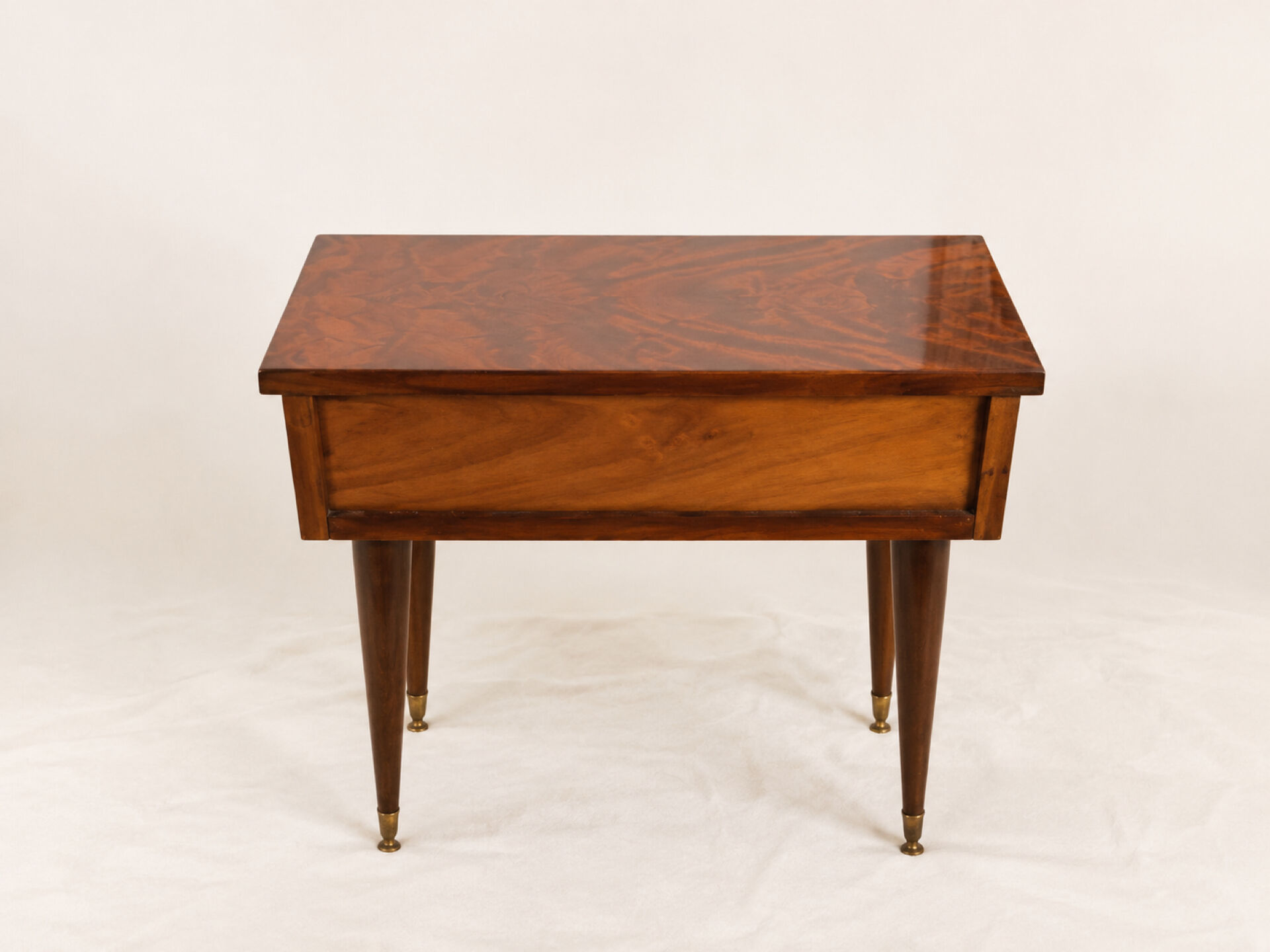 Pair of vintage bedside tables in veneered wood with a glossy finish.