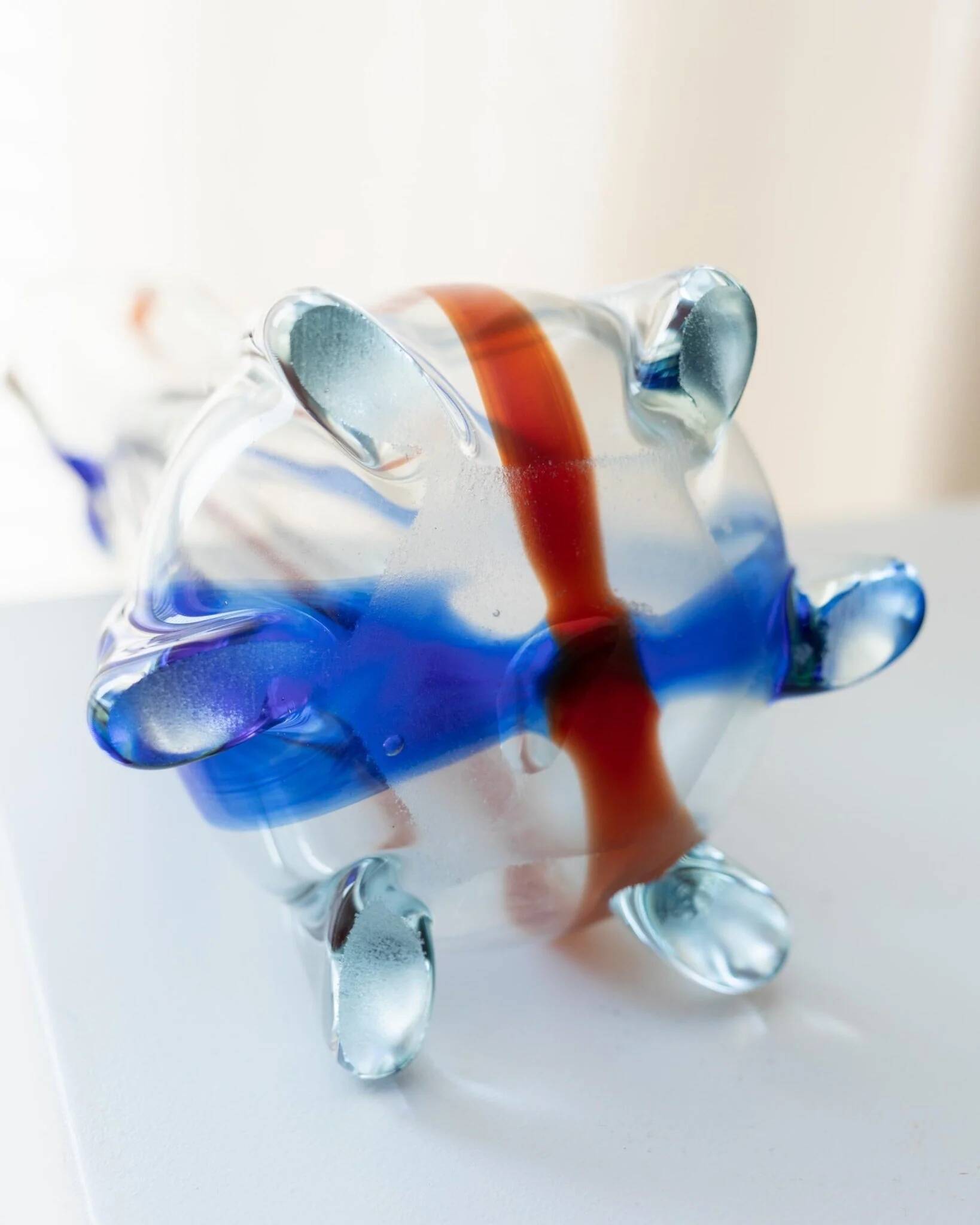 Grand vase en verre de Murano vintage, verre clair avec des détails bleus et rouges, années 1970 Italie – Soufflé à la main, base en trépied