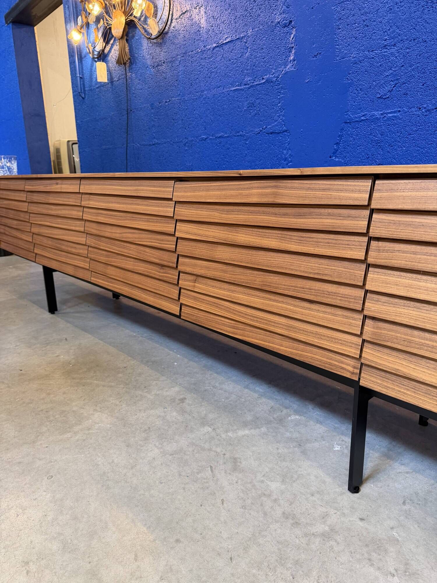 Large 3-metre sideboard in walnut by the manufacturer Punt Mobles.