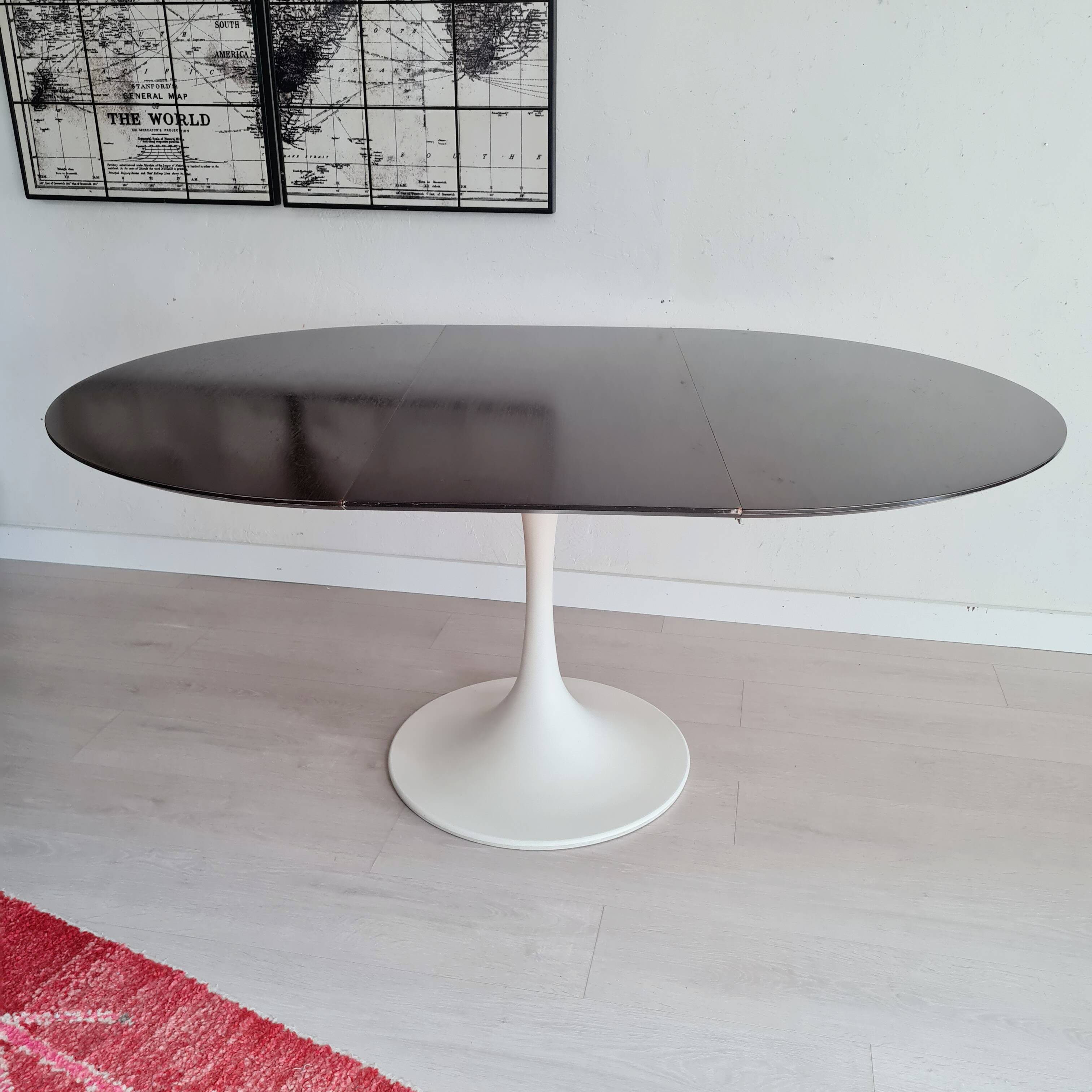 Extendable table with tulip base, round oval wooden top