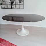 Extendable table with tulip base, round oval wooden top