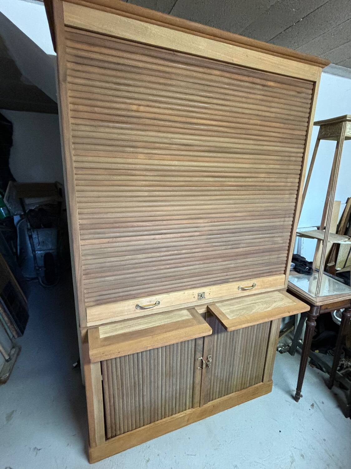 Cardboard cabinet, notary's cabinet with flaps