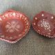 2 assiettes en terre cuite