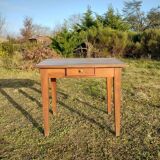Spindle leg desk