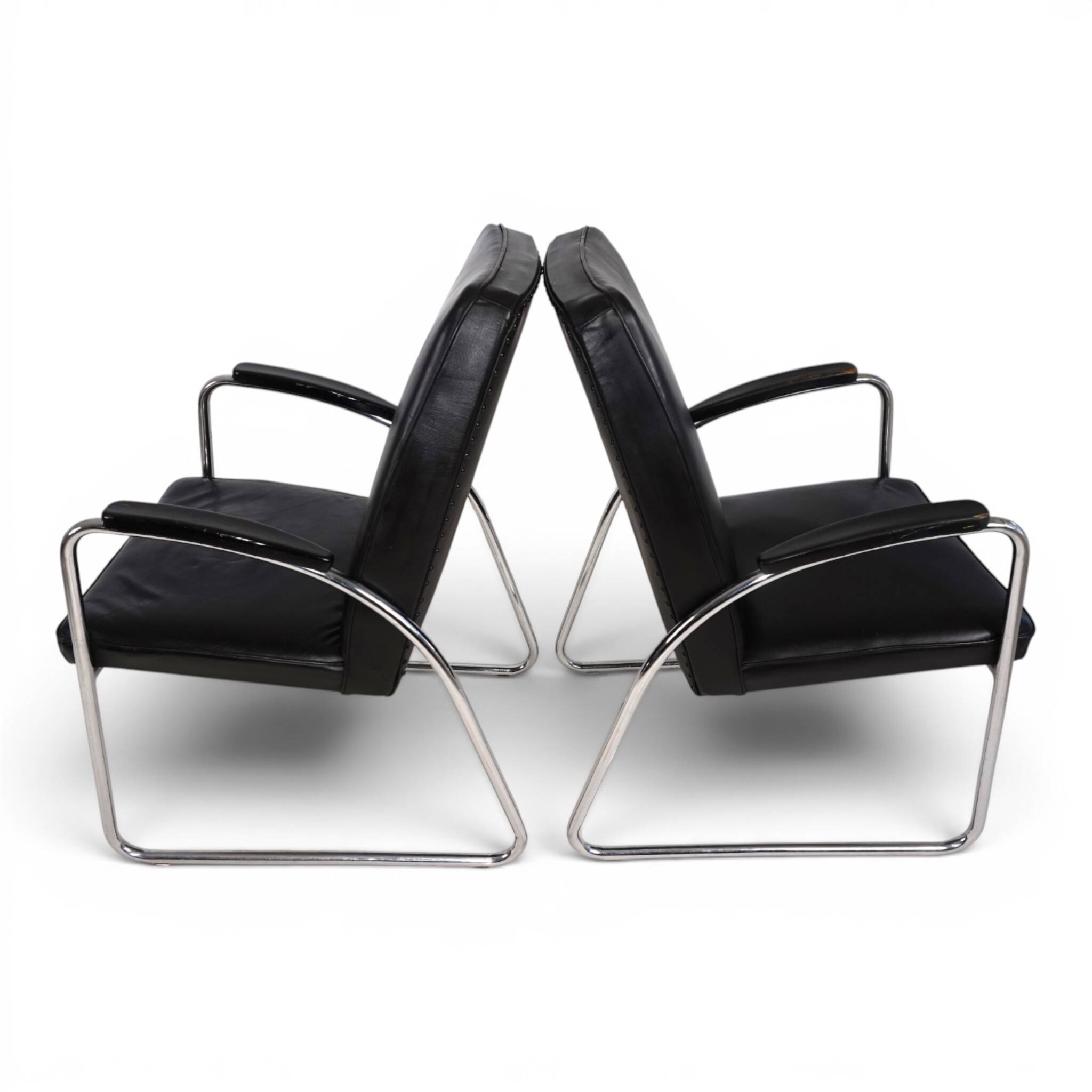 Set of 2 tubular steel Bauhaus Streamline leather armchairs, 1930.