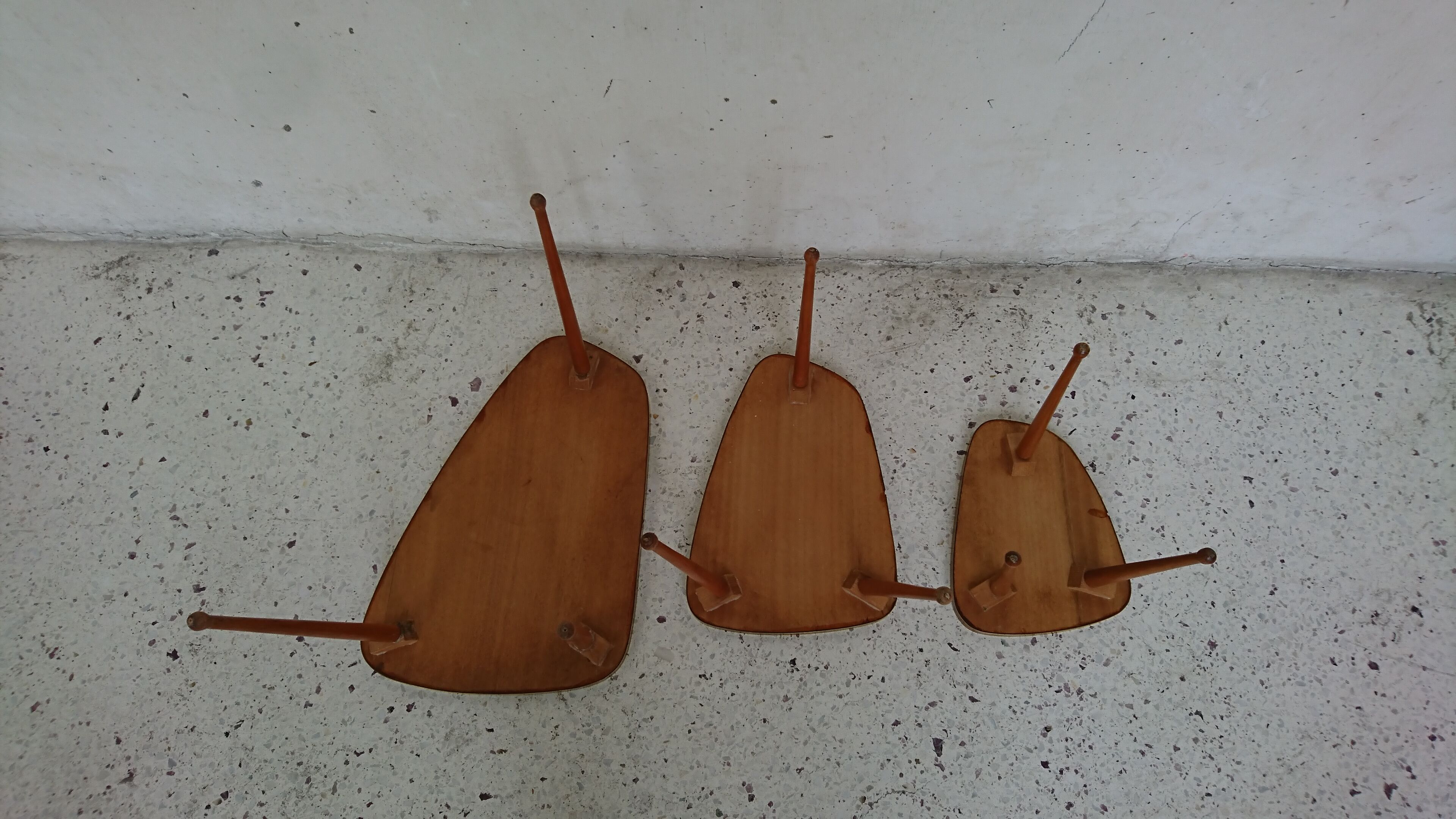 Table-gigogne tripode