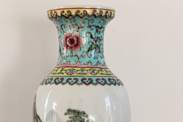 Vase en porcelaine de Chine, famille rose