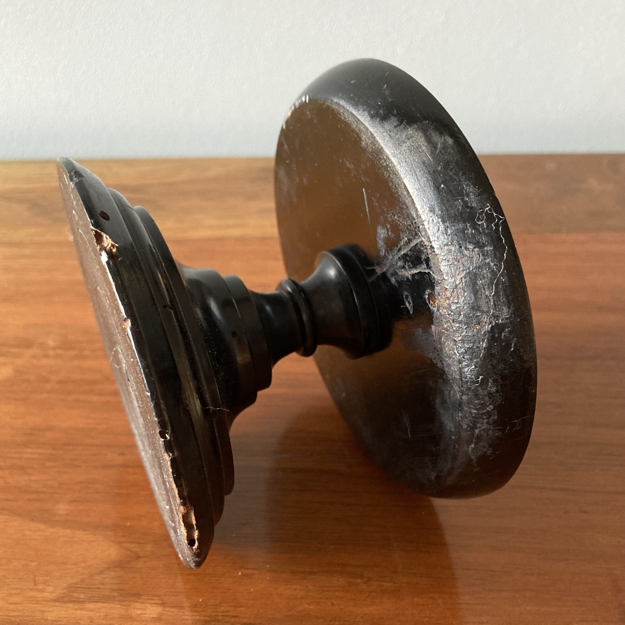 Round covered standing box in lacquered wood, Japanese work of the 1930s.