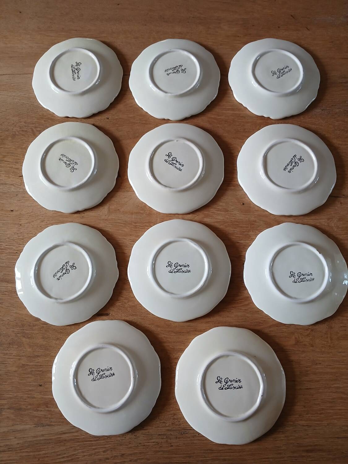 10 tasses et soucoupes "Le grenier de Louise "