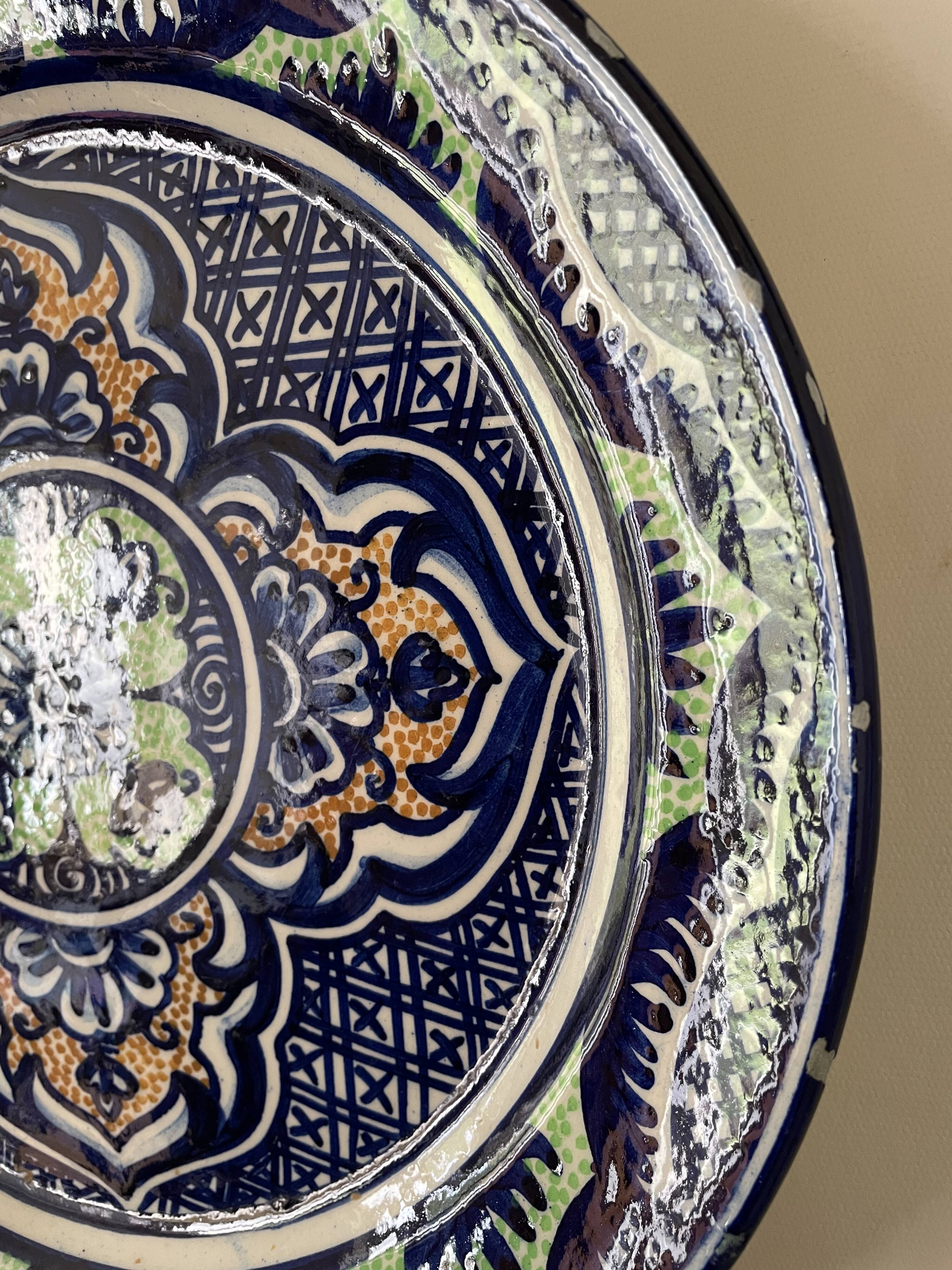 Ceramic dish signed Pascual Zorrilla