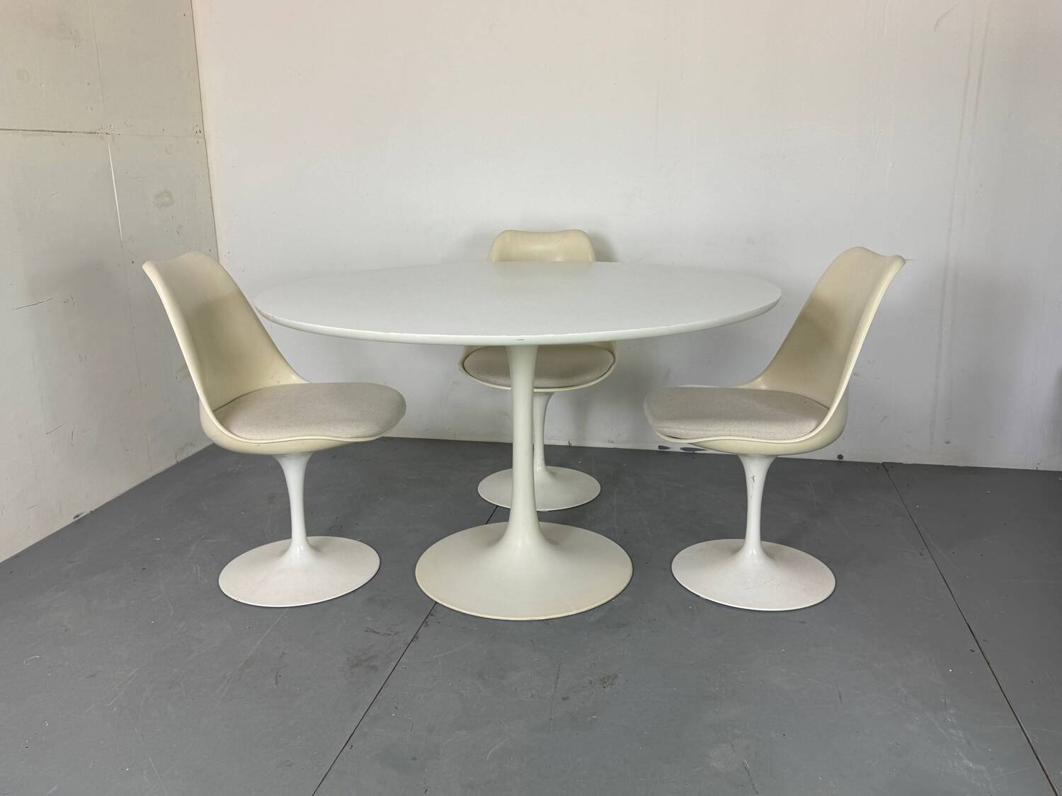Table à manger tulipe blanche de style Space Age du milieu du siècle par Arkana, années 1960