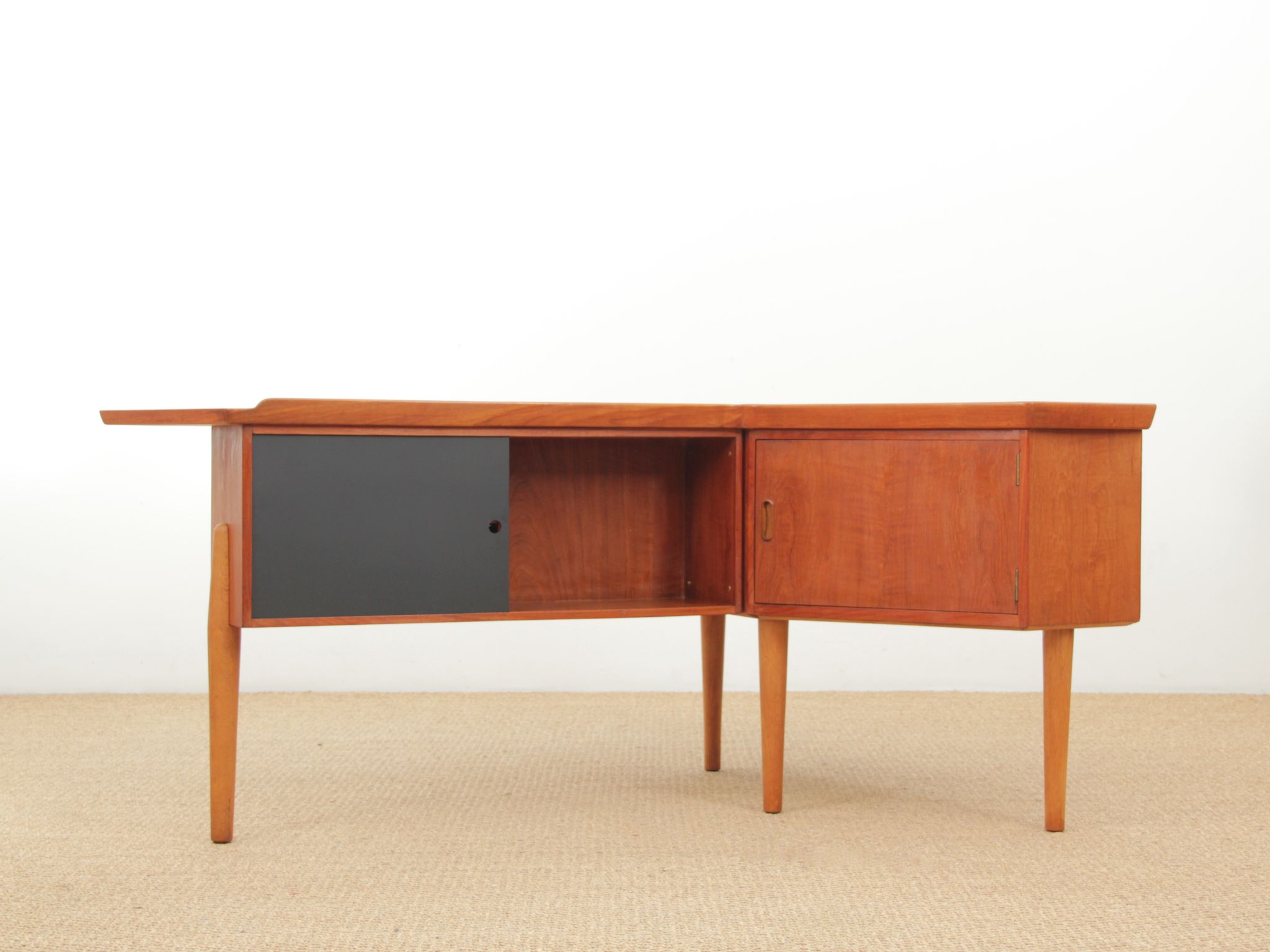 Bureau scandinave boomerang en teck d'Arne Hovmand Olsen