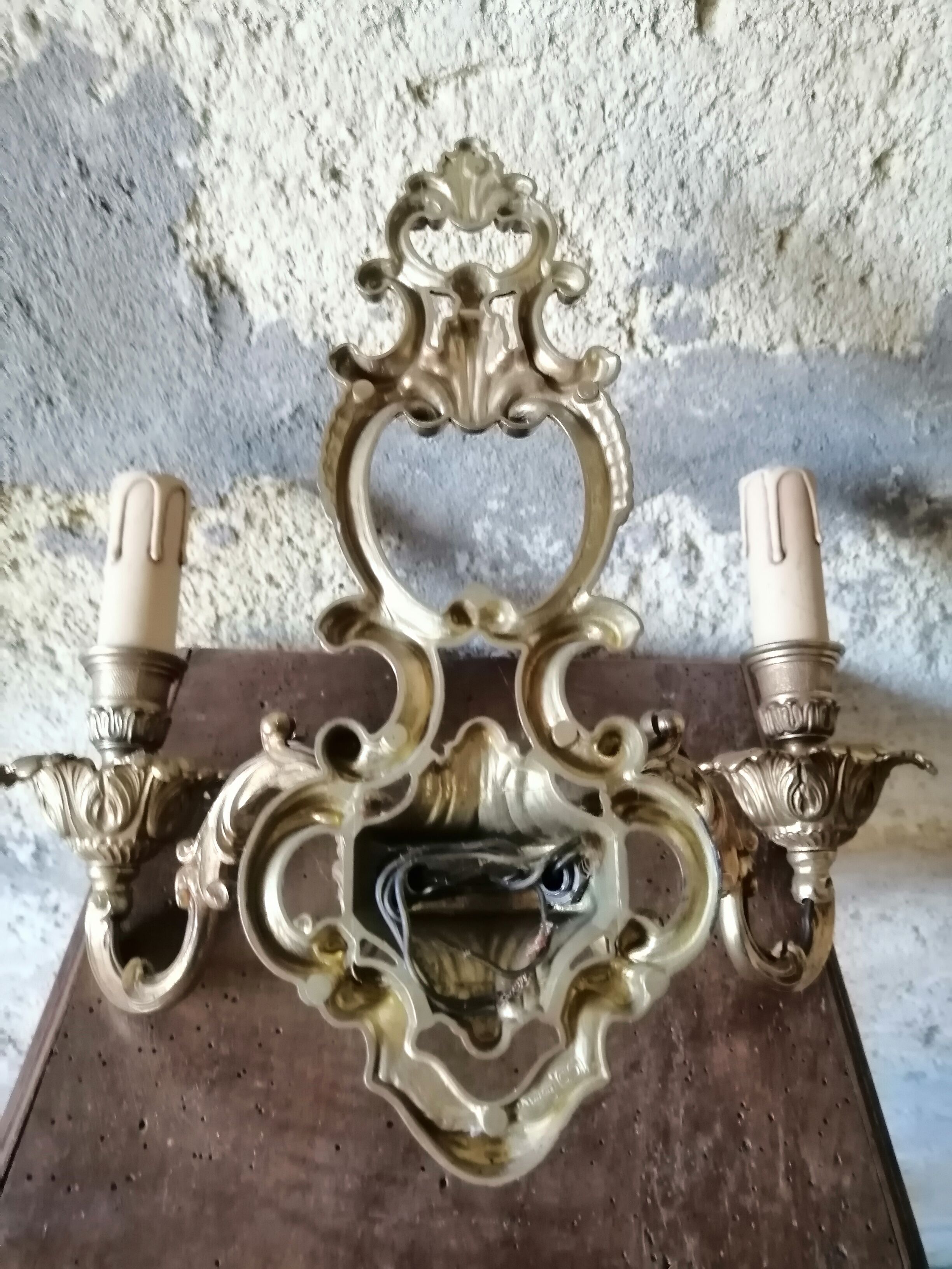 2-spoke brass wall lamp