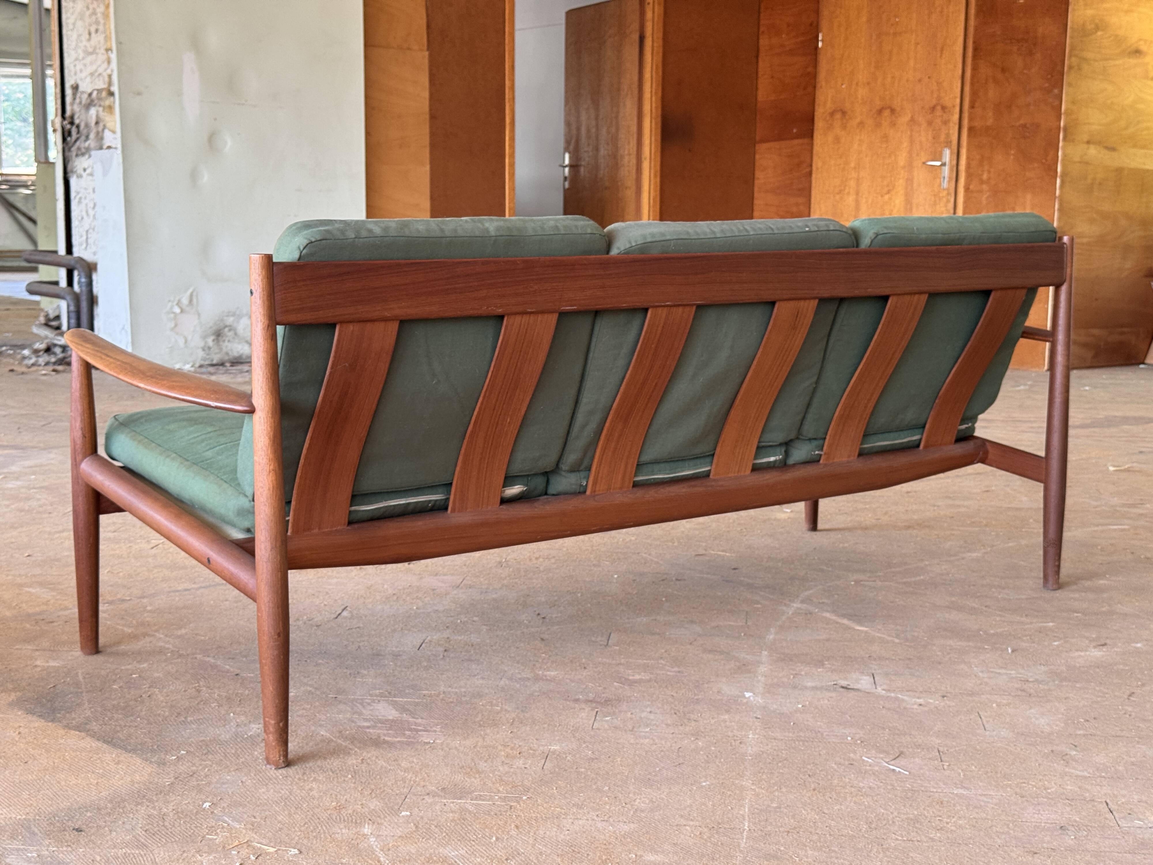 Canapé scandinave par Grete Jalk pour France & Son circa 1960