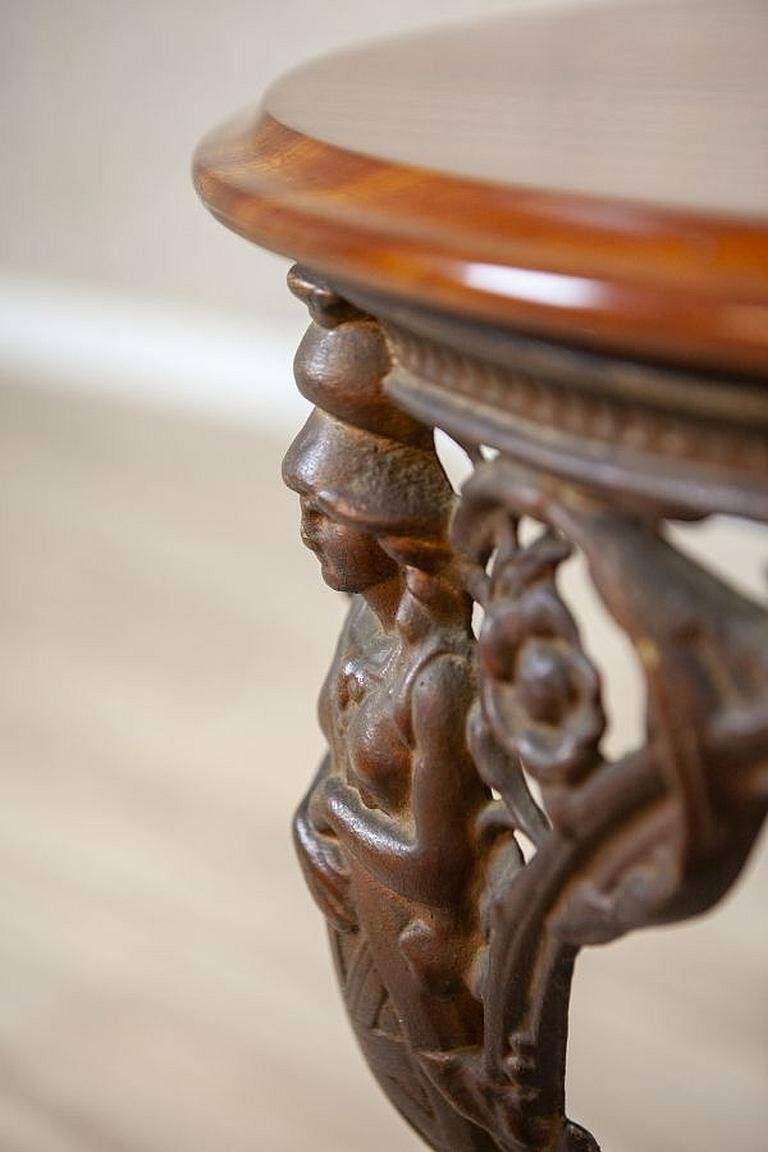 Table basse ovale vintage sur base en fonte, années 1950