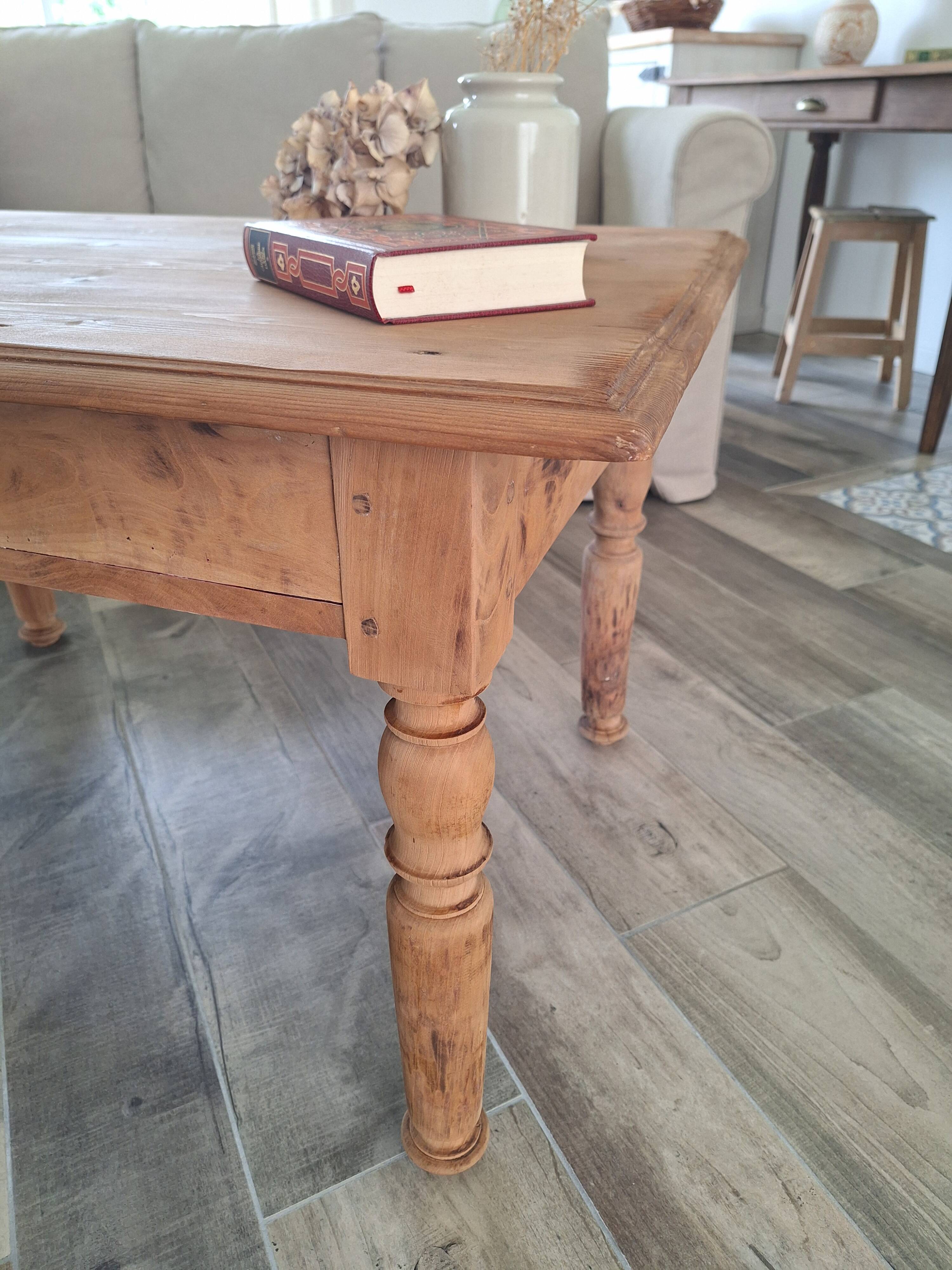 Farmhouse coffee table in solid wood, country style.