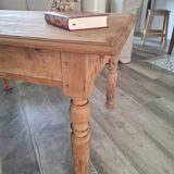 Farmhouse coffee table in solid wood, country style.
