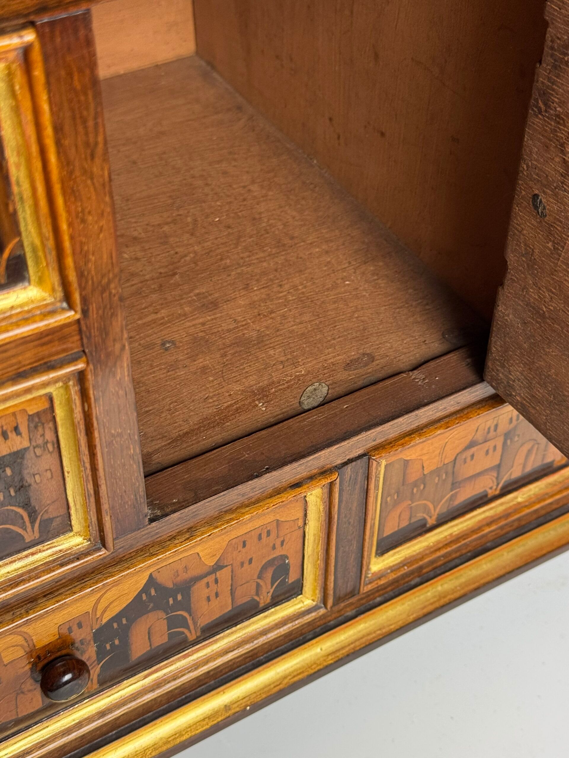Cabinet d'art en marqueterie allemande