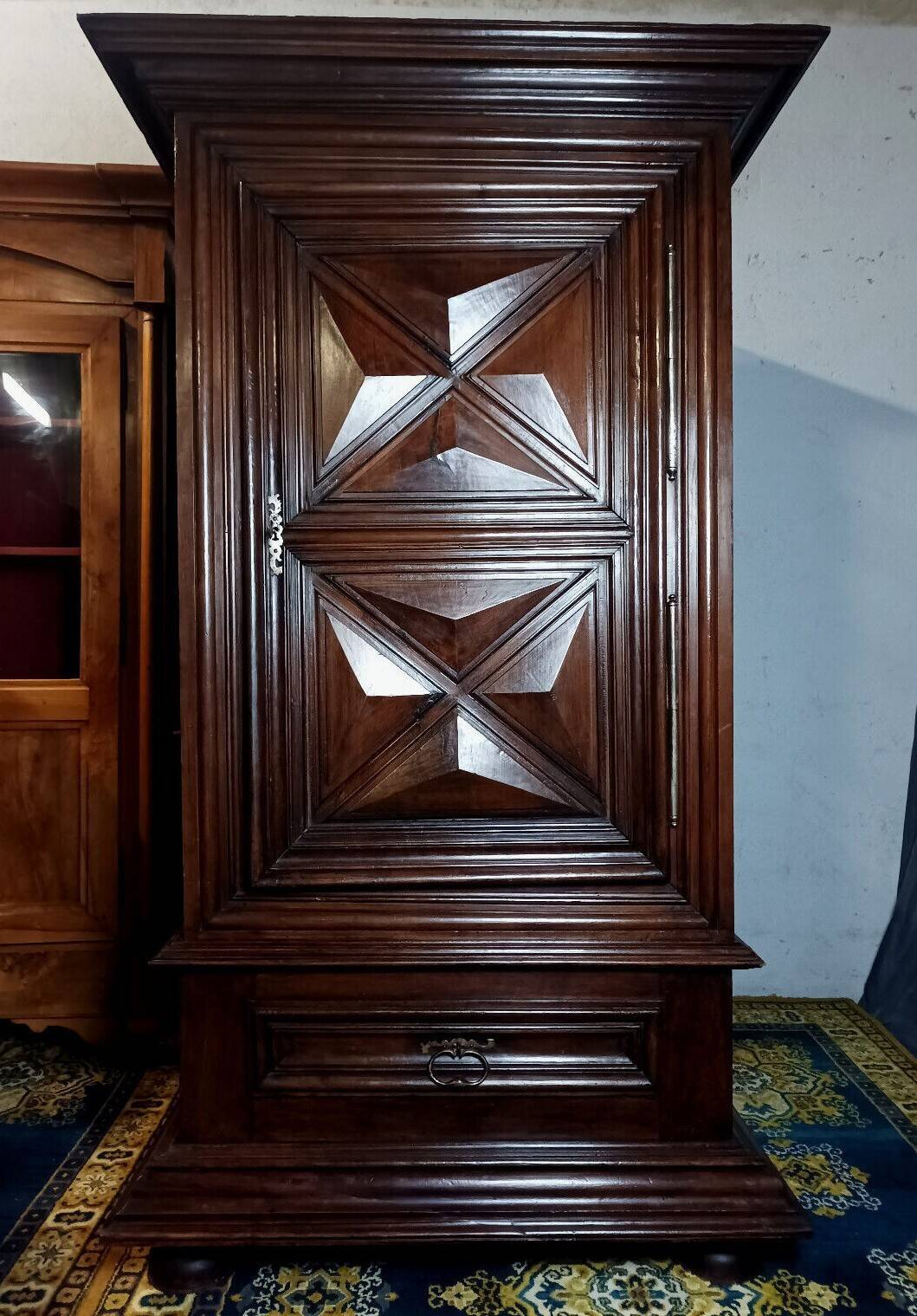 Standing man from the Louis XIII era in walnut with a diamond point.