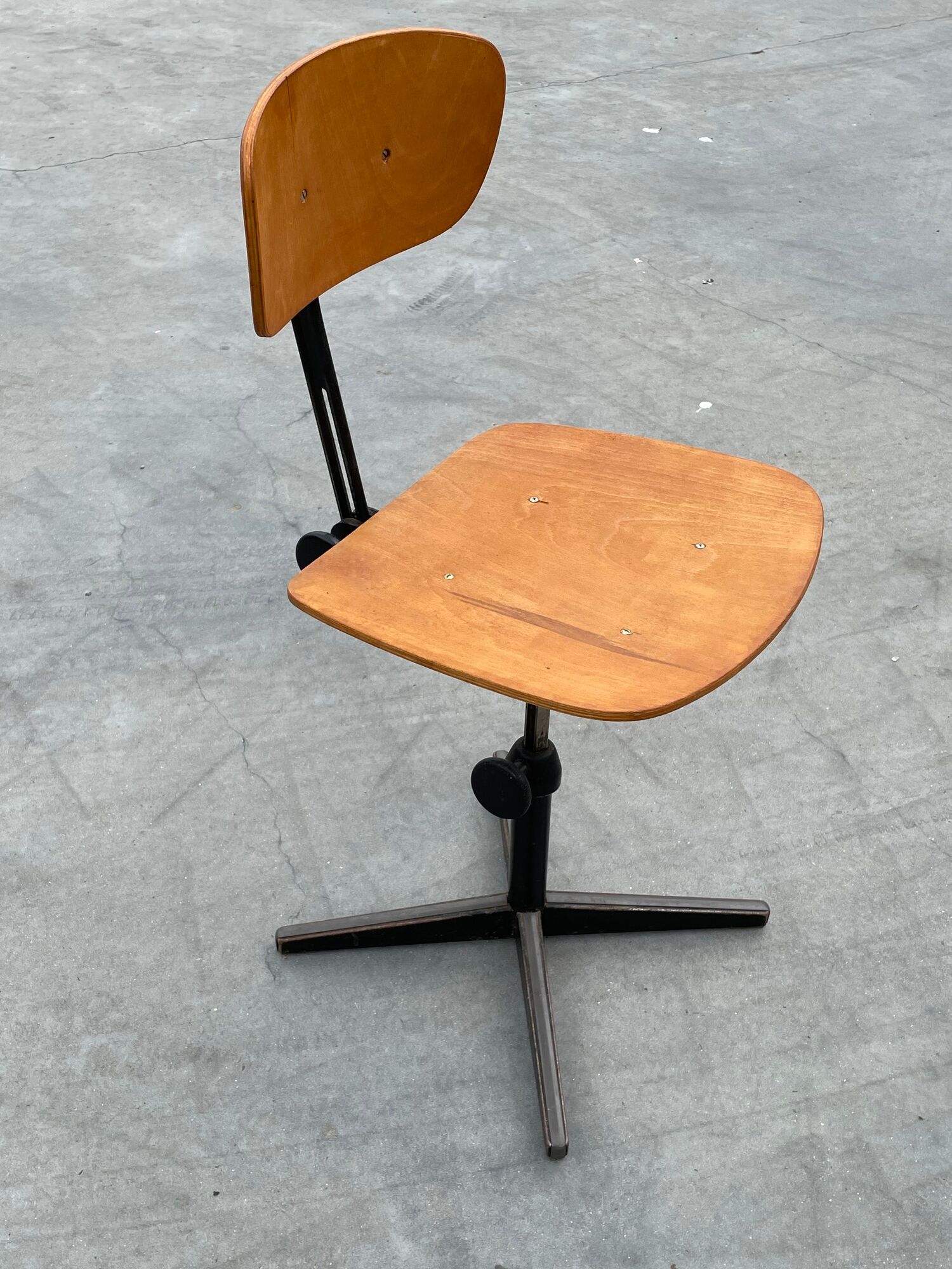 Friso Kramer Ahrend vintage work chair from Cirkel chair workshop design
