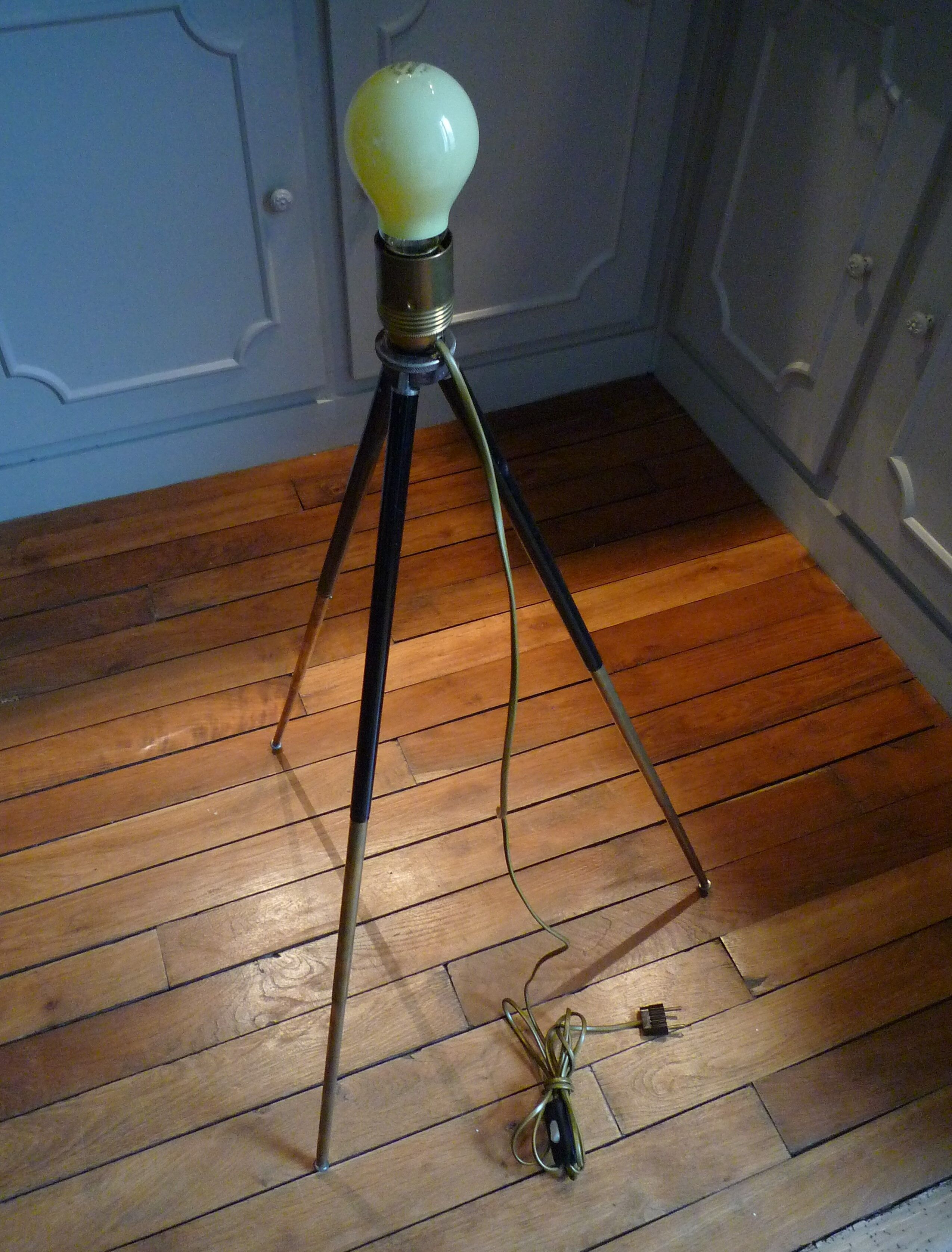 Industrial style tripod lamp, old tripod 1930s