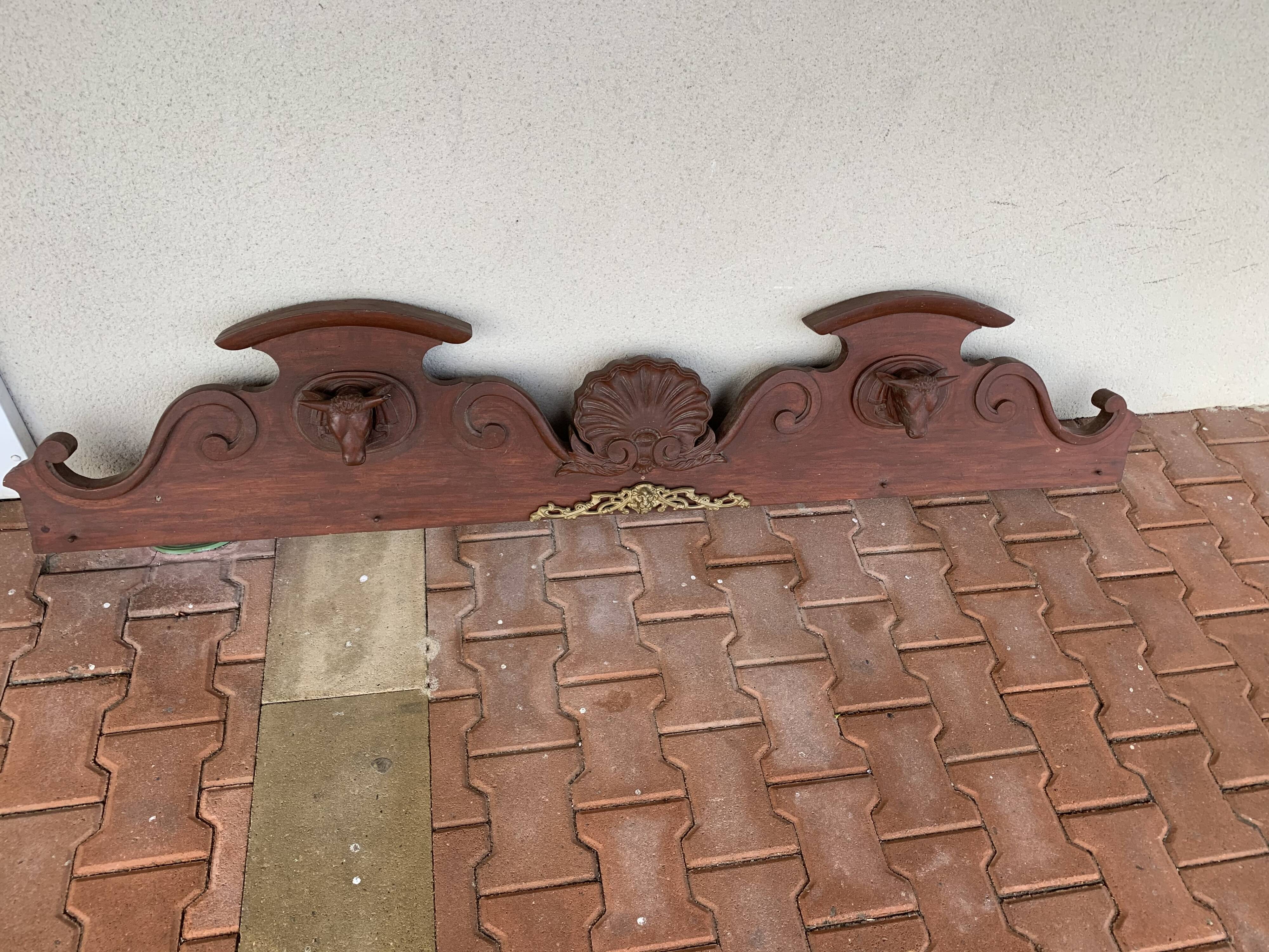 Log frontispiece with ox heads