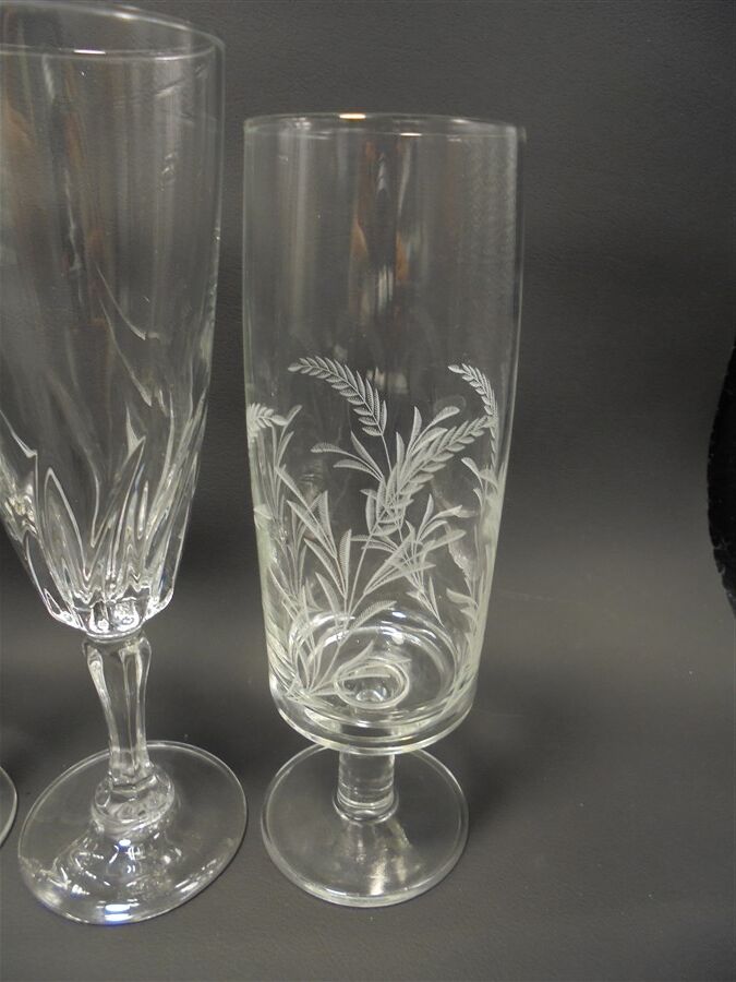 Ensemble dépareillé de 6 flûtes à champagne