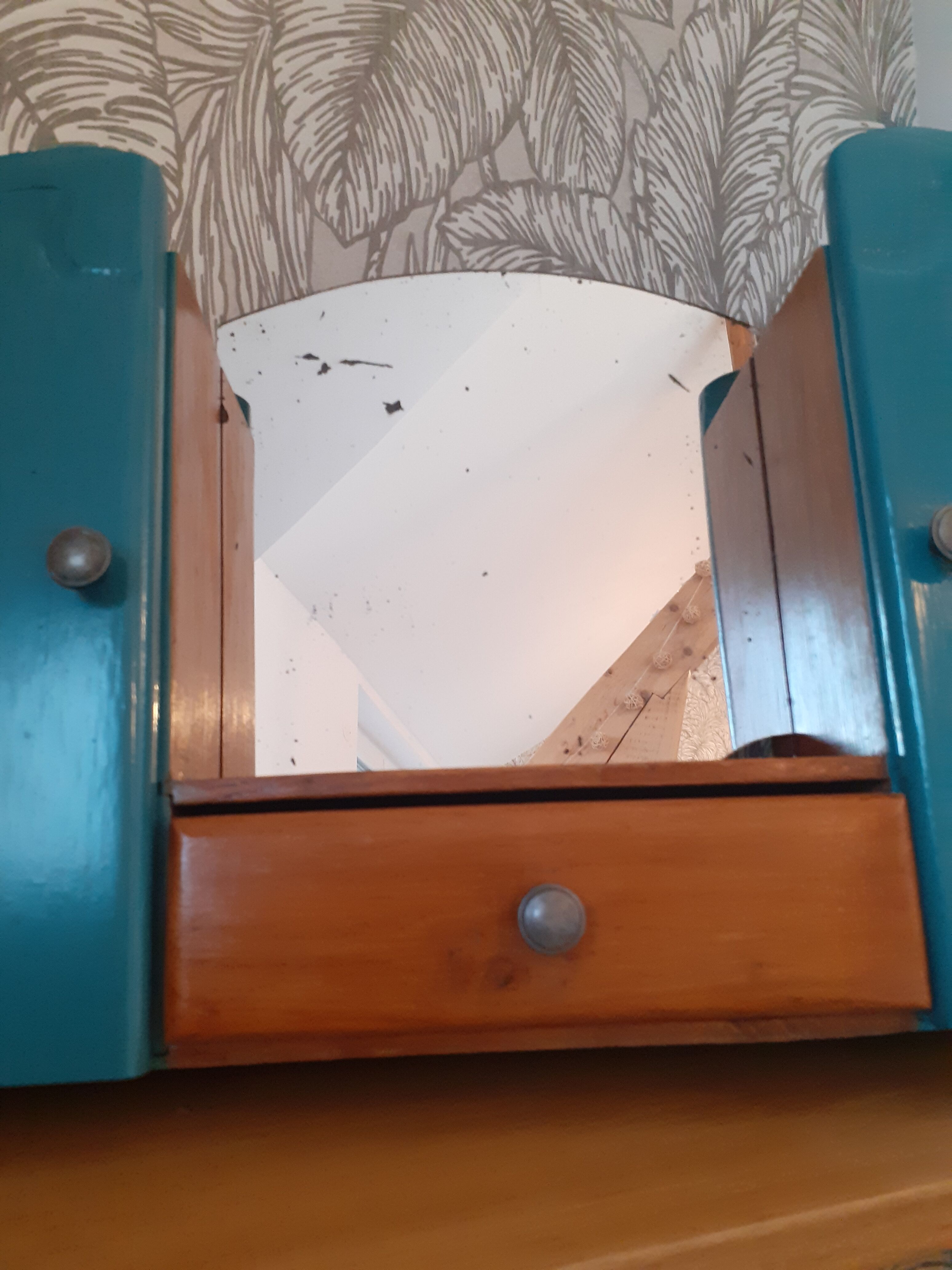 Wall cabinet of toilet