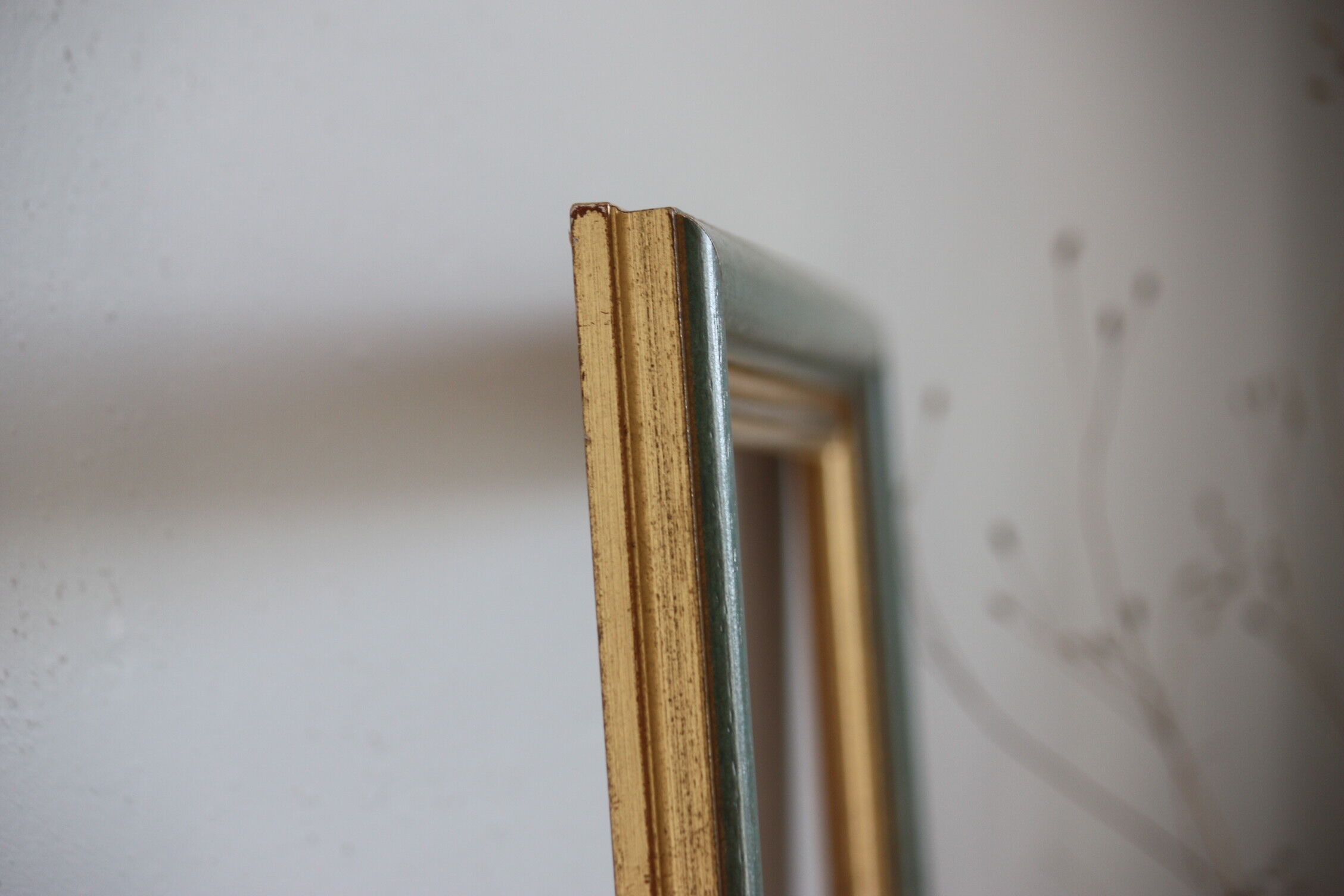 Frame in gilded and green wood