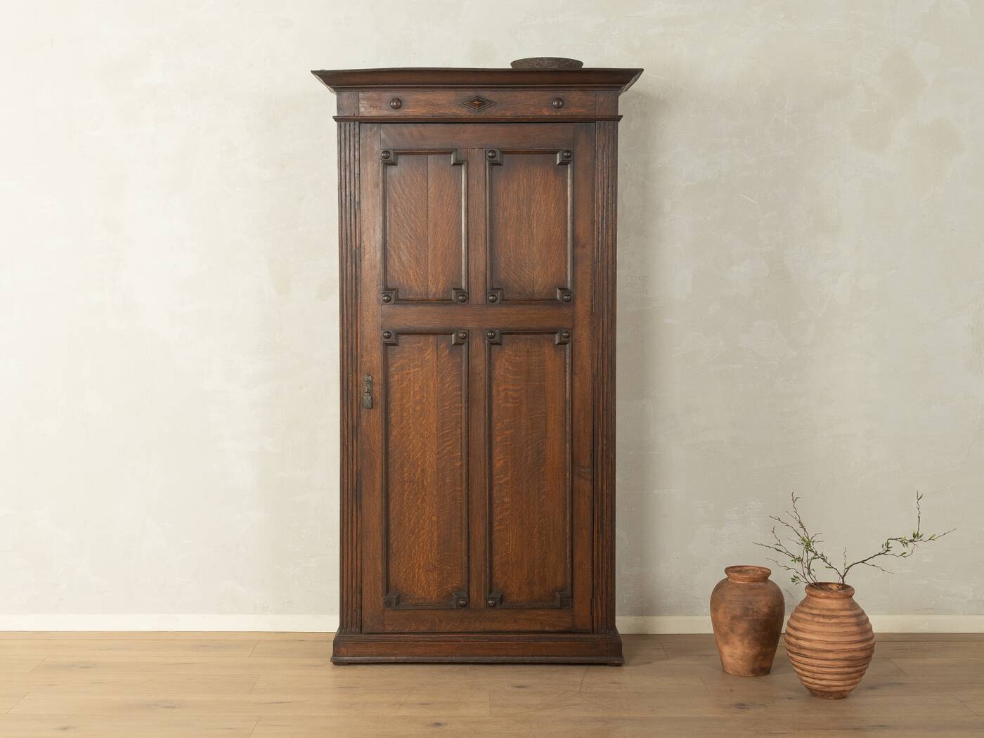 Cabinet en chêne ancien avec panneaux à caissons, vers 1900