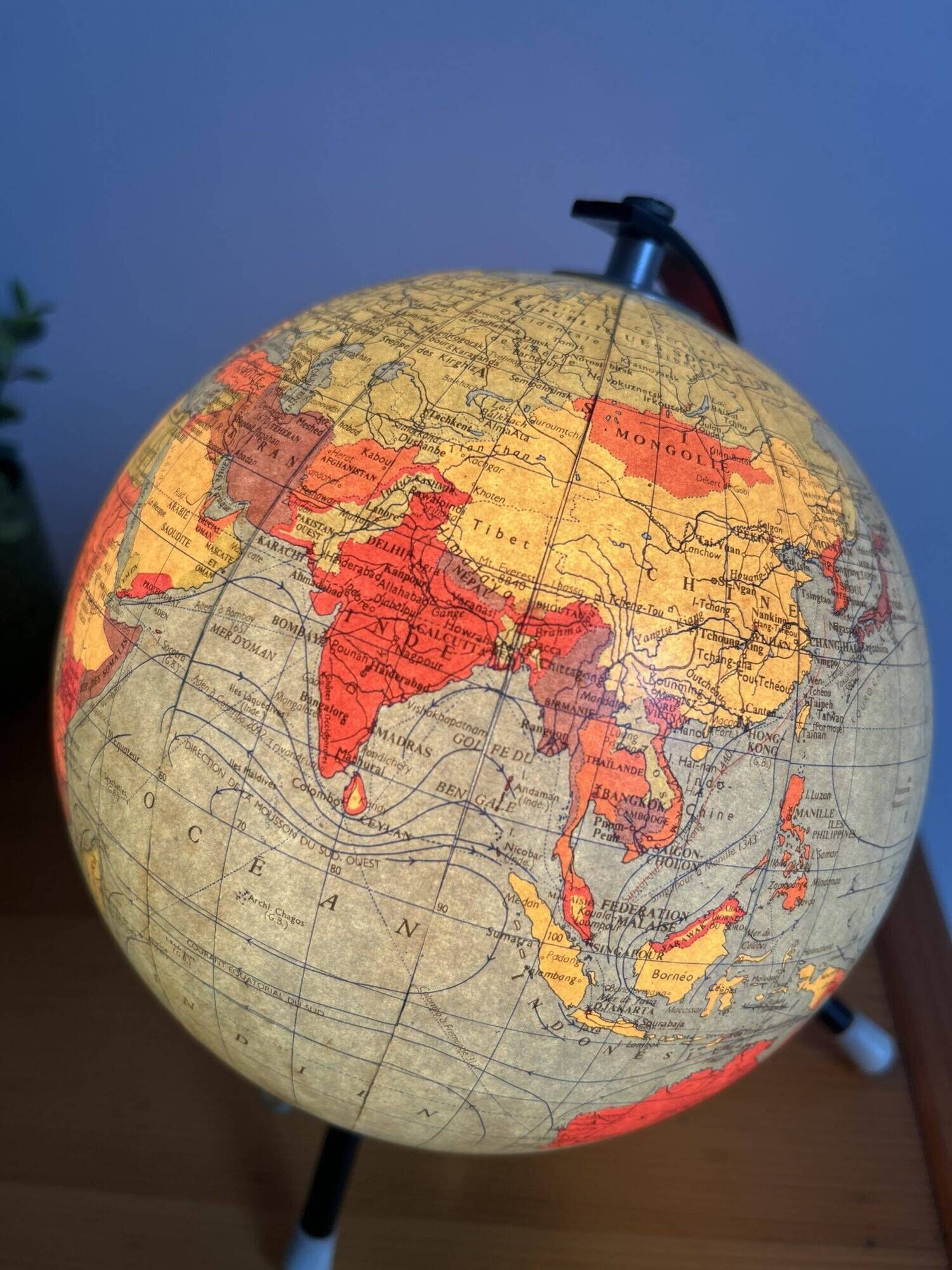 Small illuminated globe made of glass and paper from Cartes Taride 1963