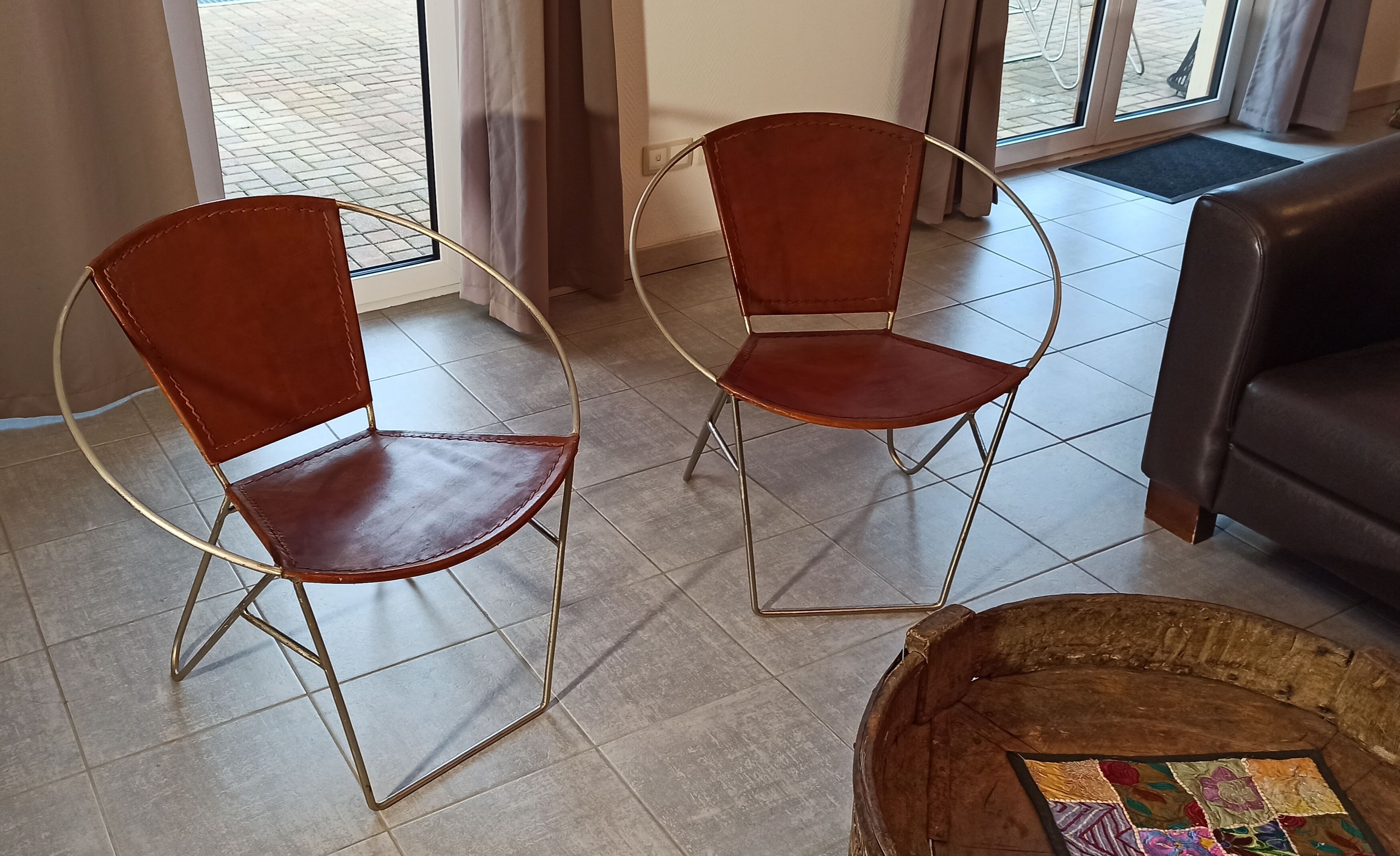 Paire de fauteuils en cuir marron clair