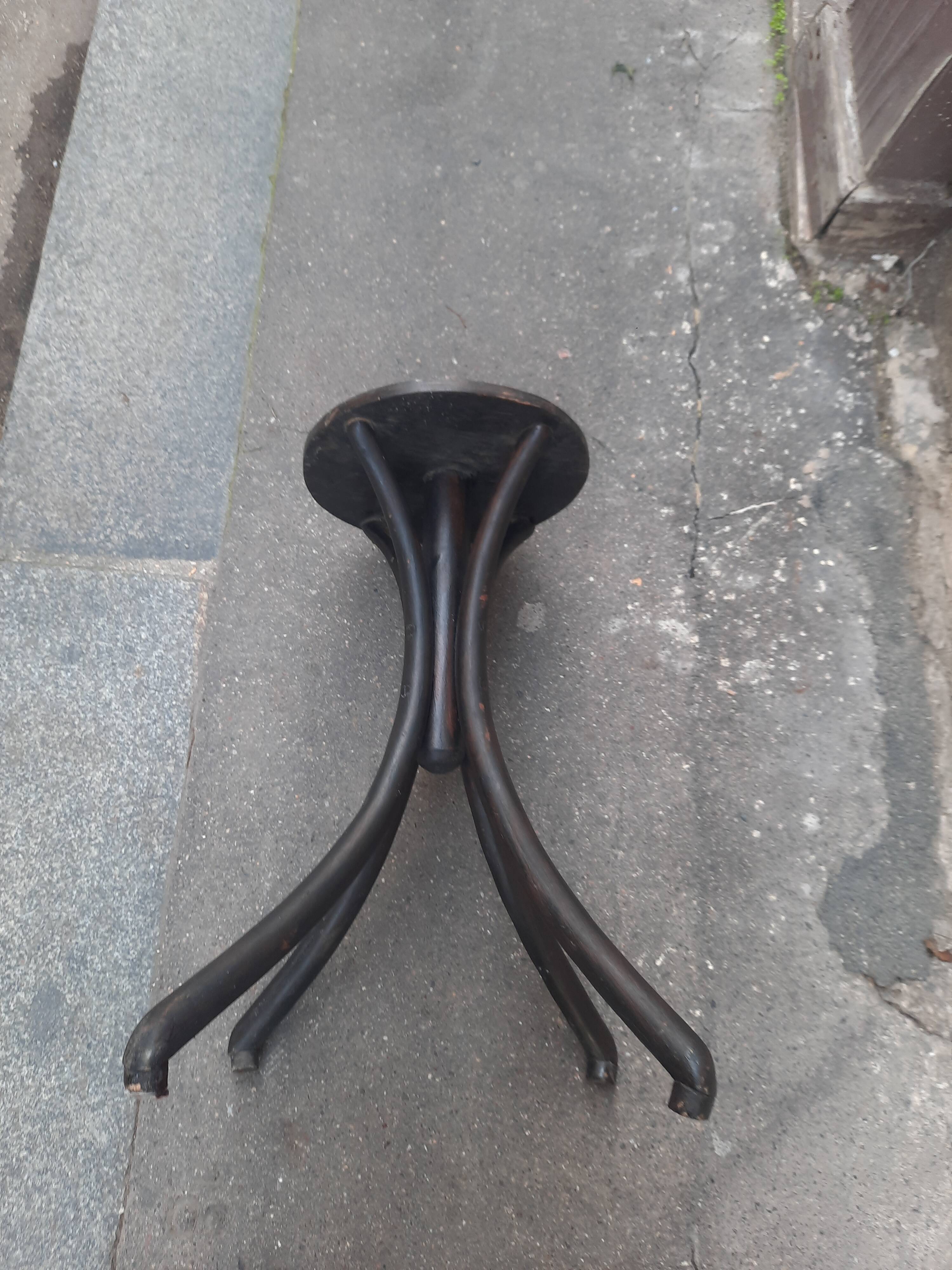 Table en bois courbé