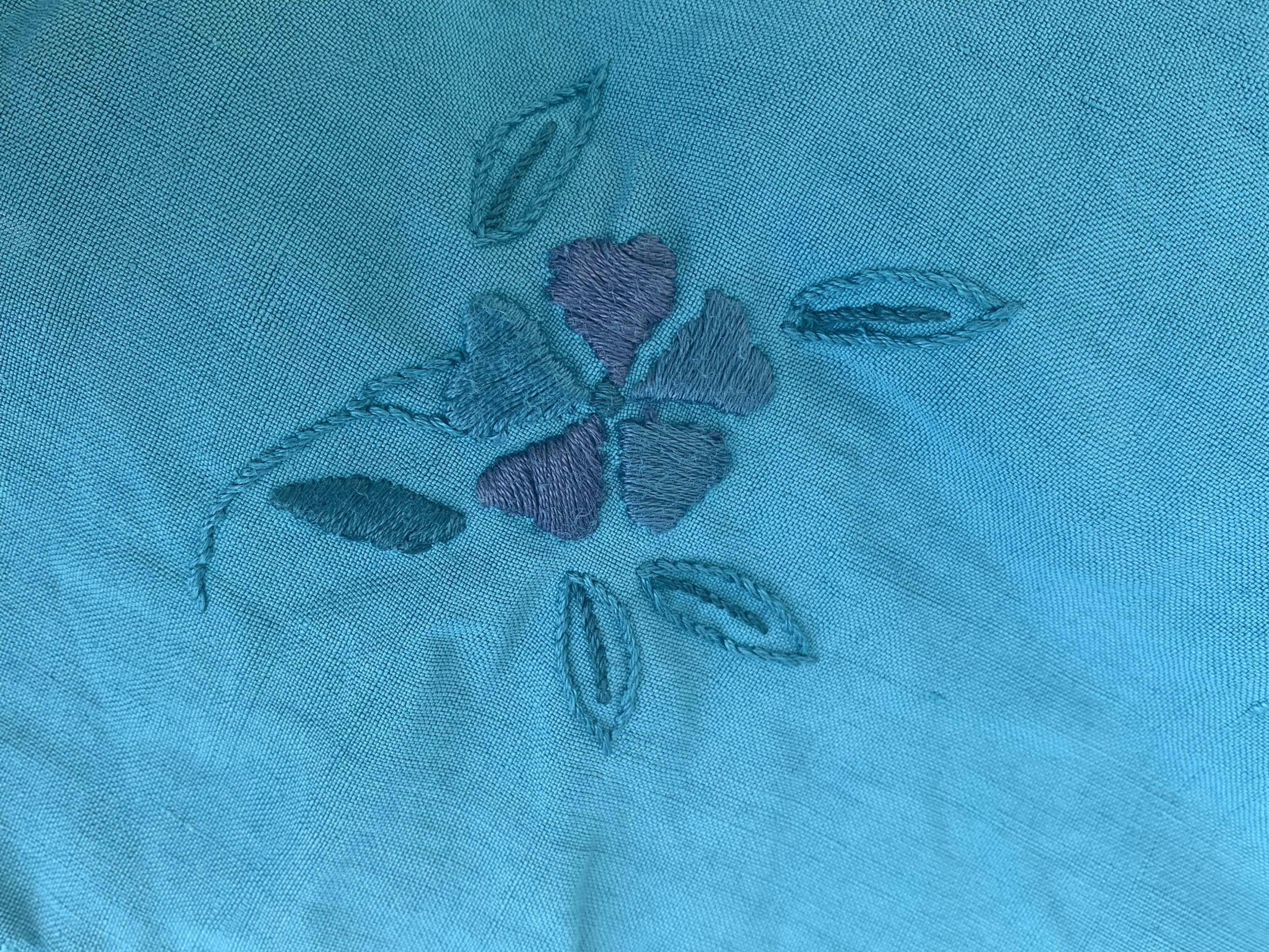 4 white linen napkins, emerald tinted, embroidered with flowers and monogrammed, old GM