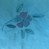 4 serviettes en lin blanc, teintées émeraude, brodées de fleurs et monogrammées, GM anciennes