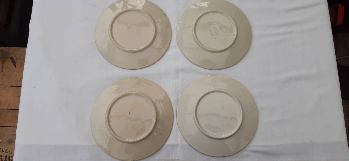 Lot de 4 assiettes en barbotine début XXème