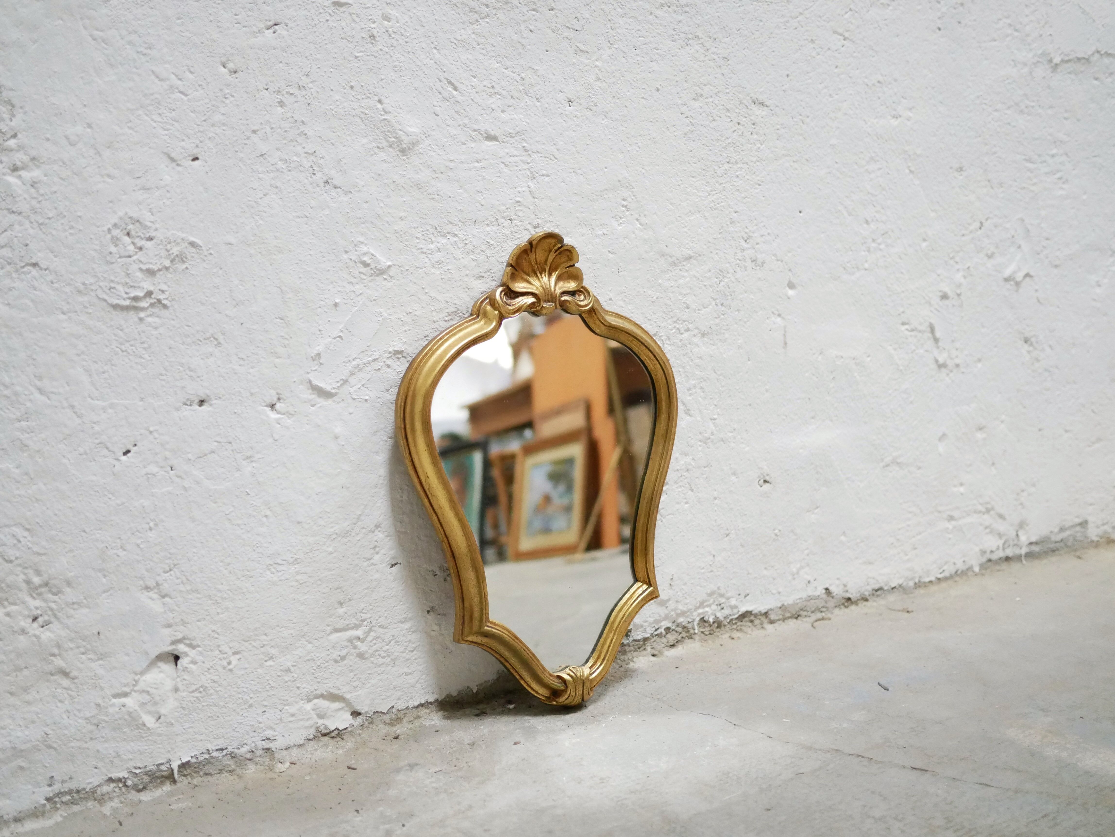 Miroir vintage de style baroque en bois doré