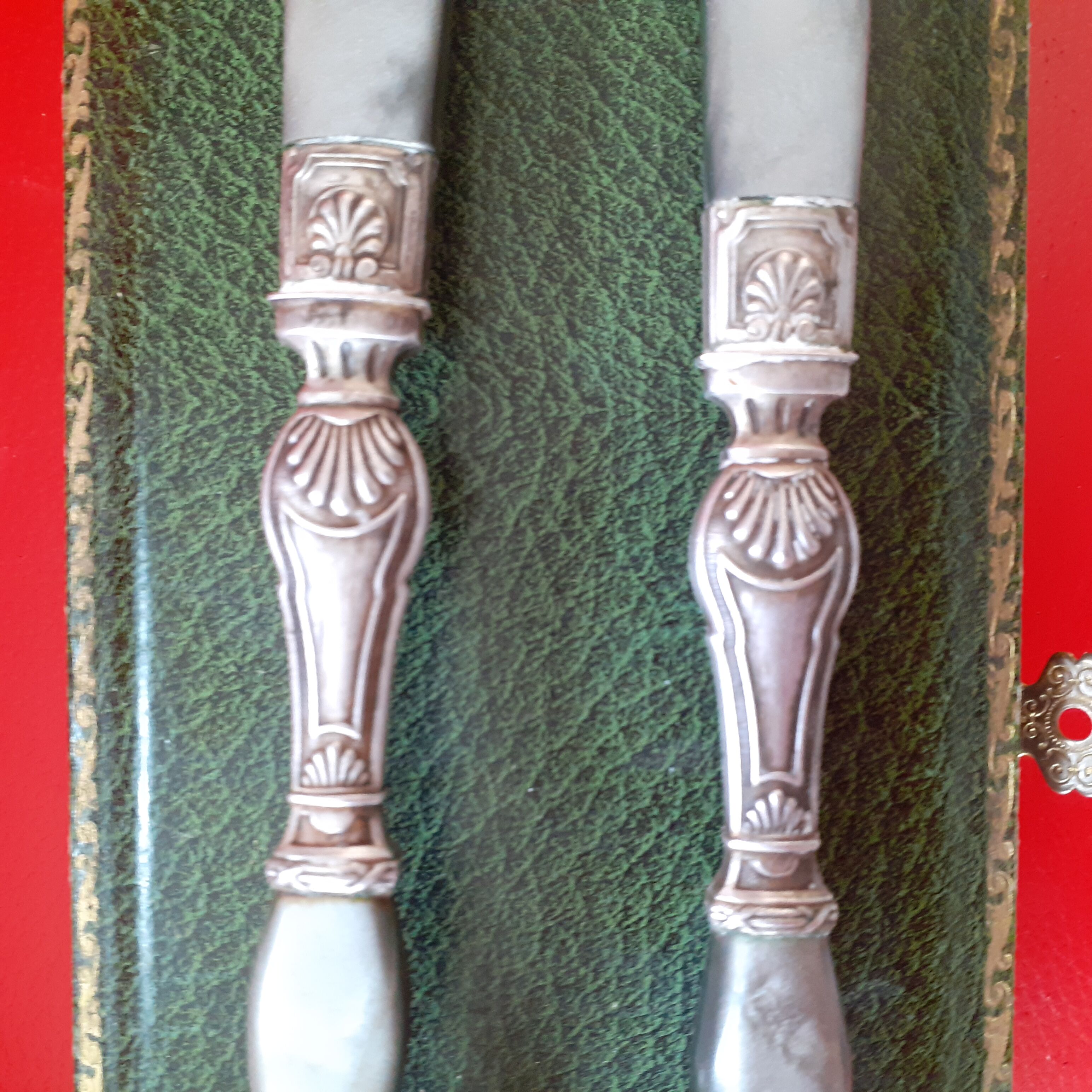 Covered with salad dns their box. dark gray mother-of-pearl and silvery metal.