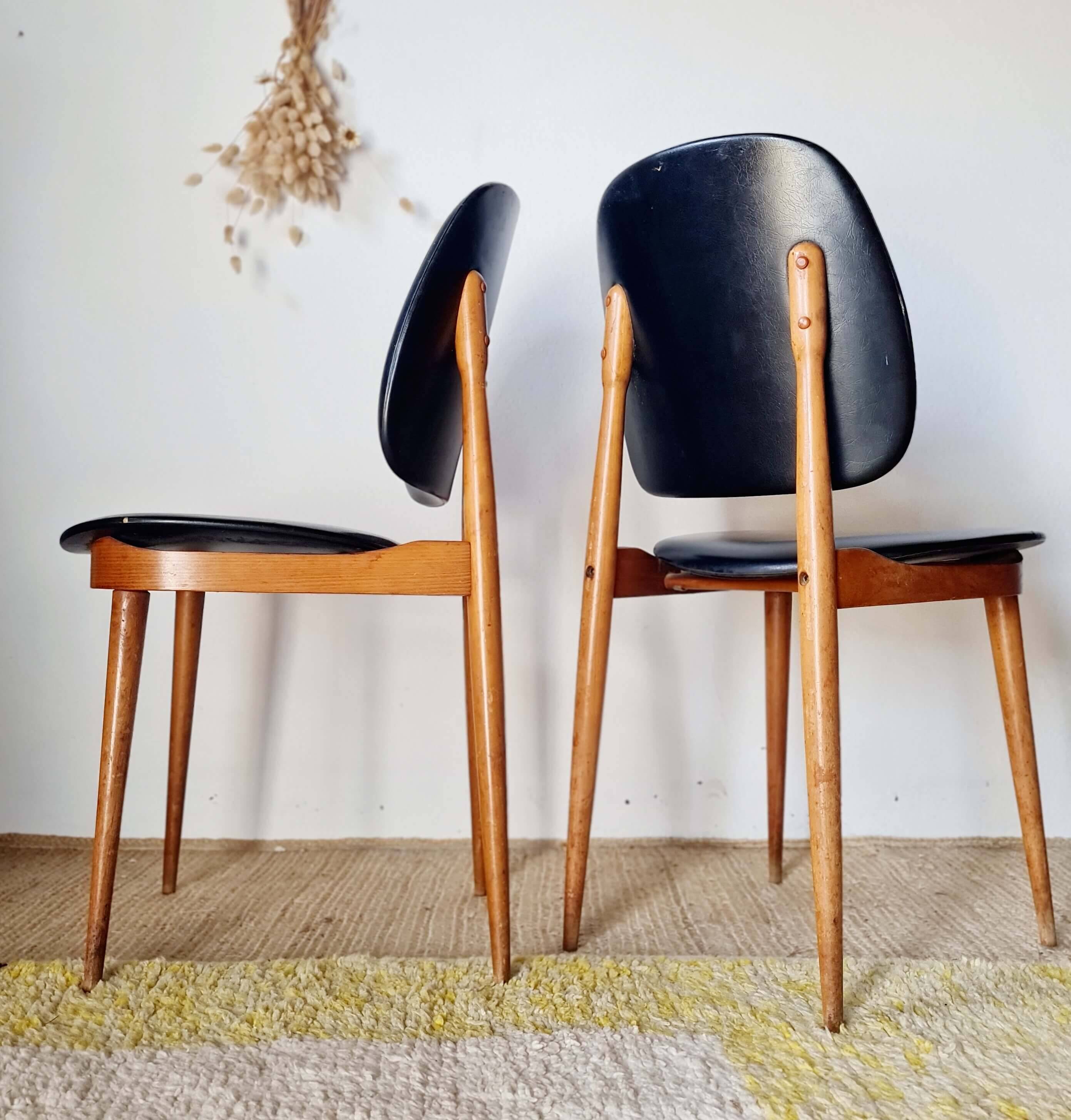 Paire de chaises vintage 1960 – Pieds compas & Simili-cuir noir