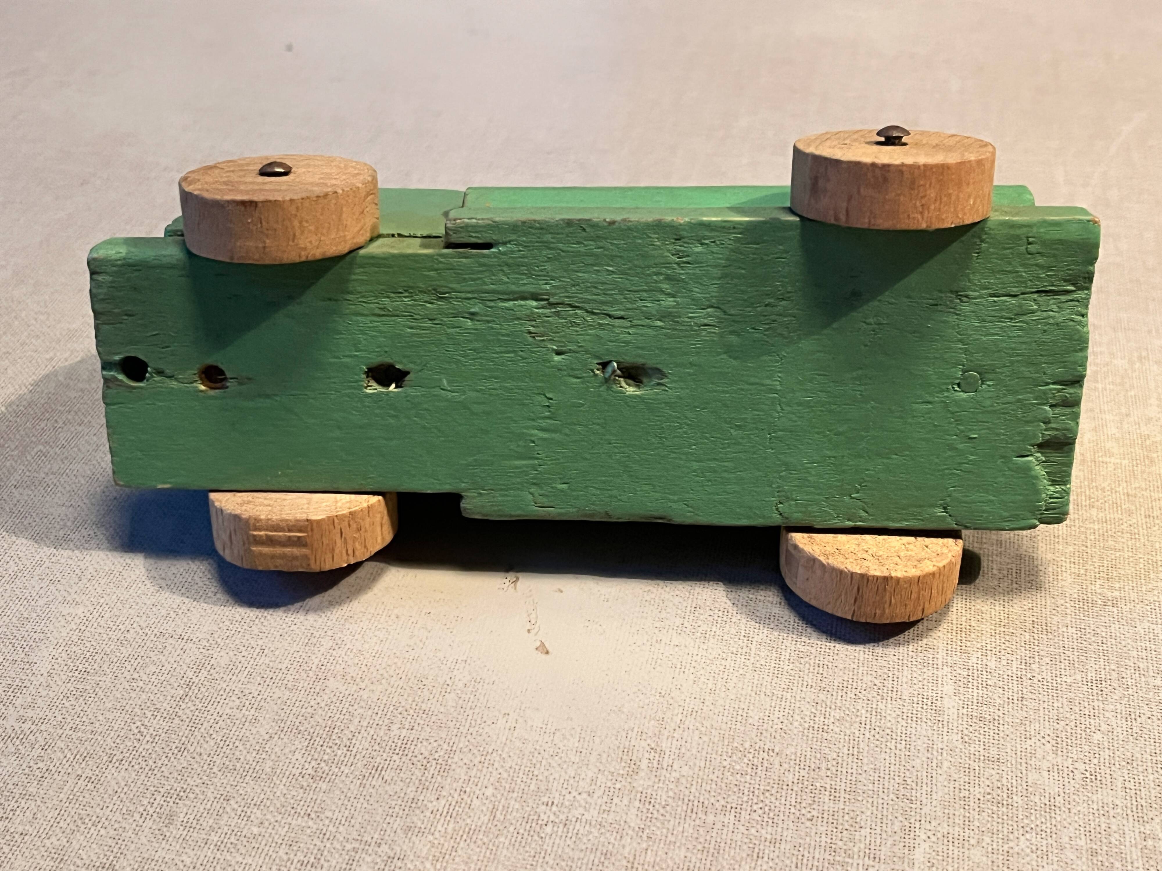 Camion citerne en bois, jouet ancien