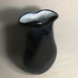 Vase ancien verre multicouche bleu, intérieur blanc vintage