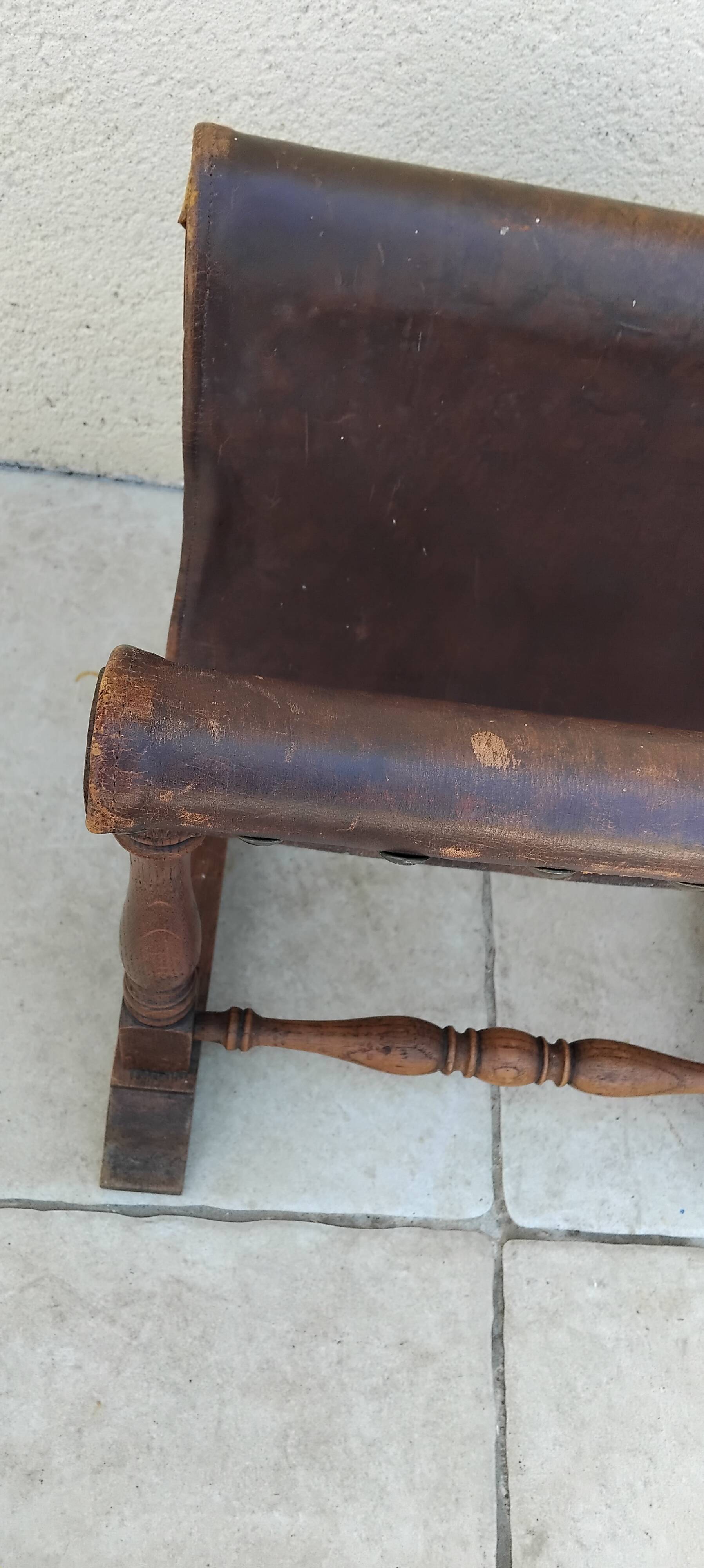 Vintage magazine rack in oak and antique leather