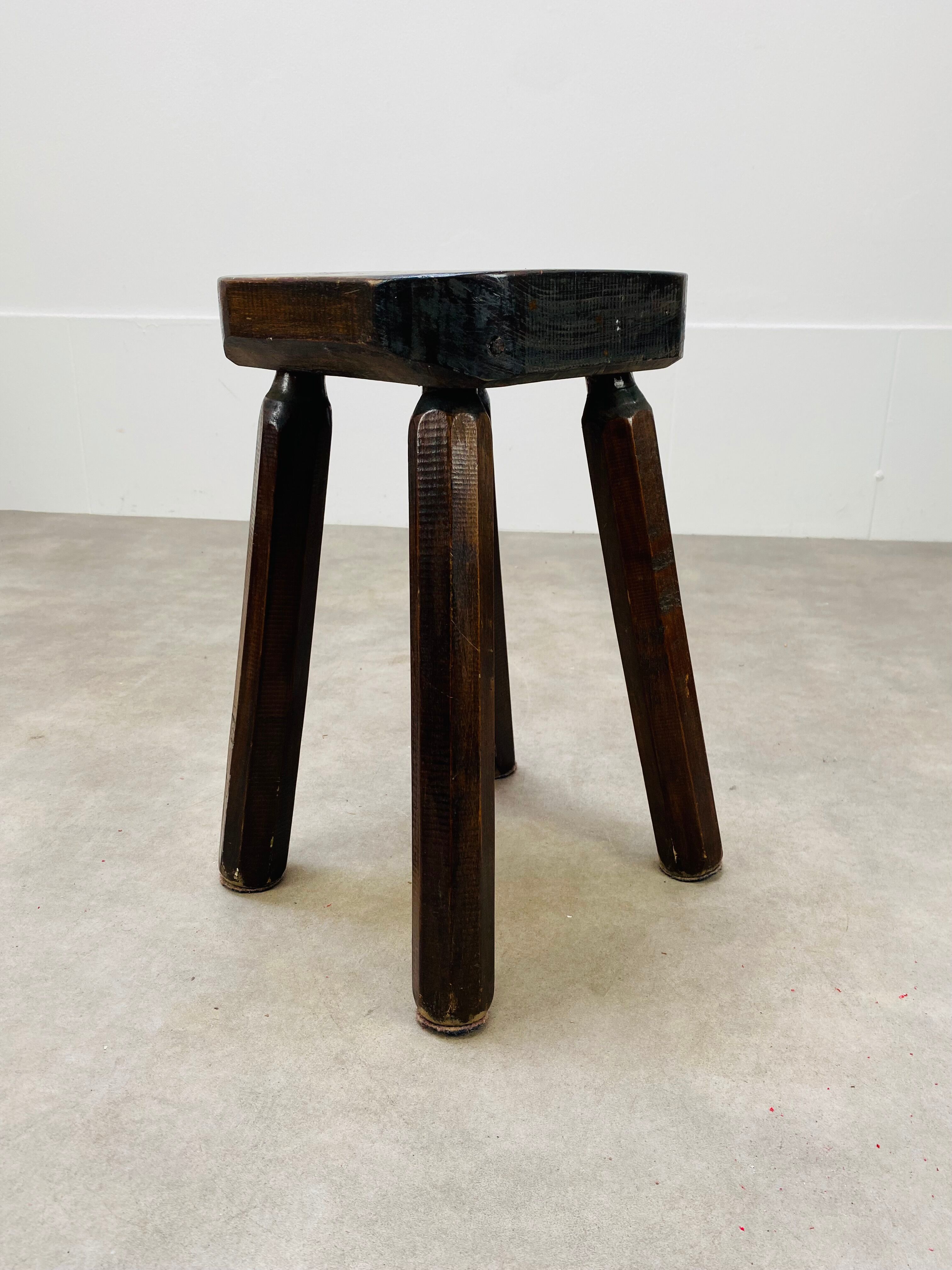 Tabouret brutaliste en bois massif style chalet