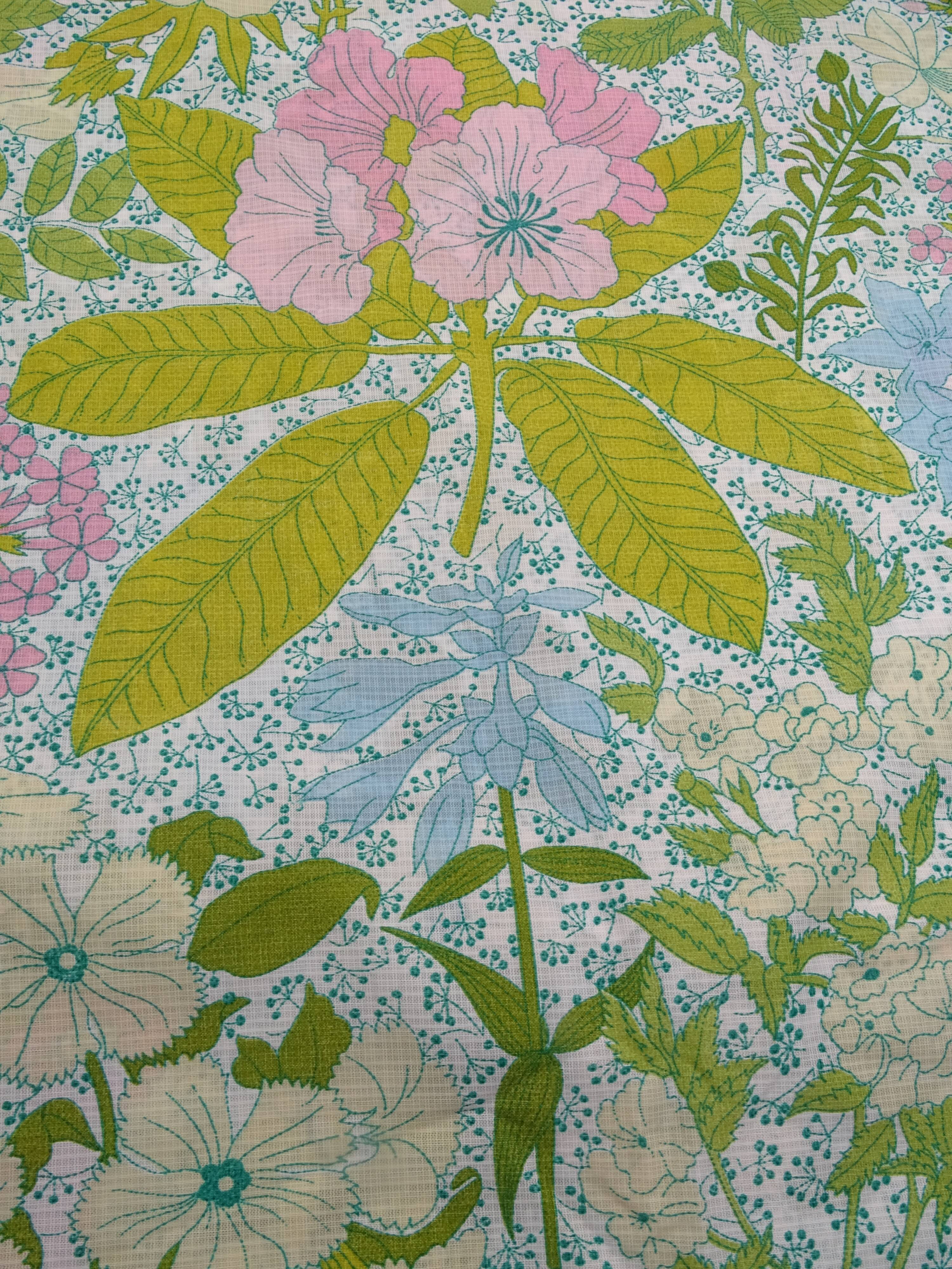 Nappe ronde à décor de fleurs vers 1970